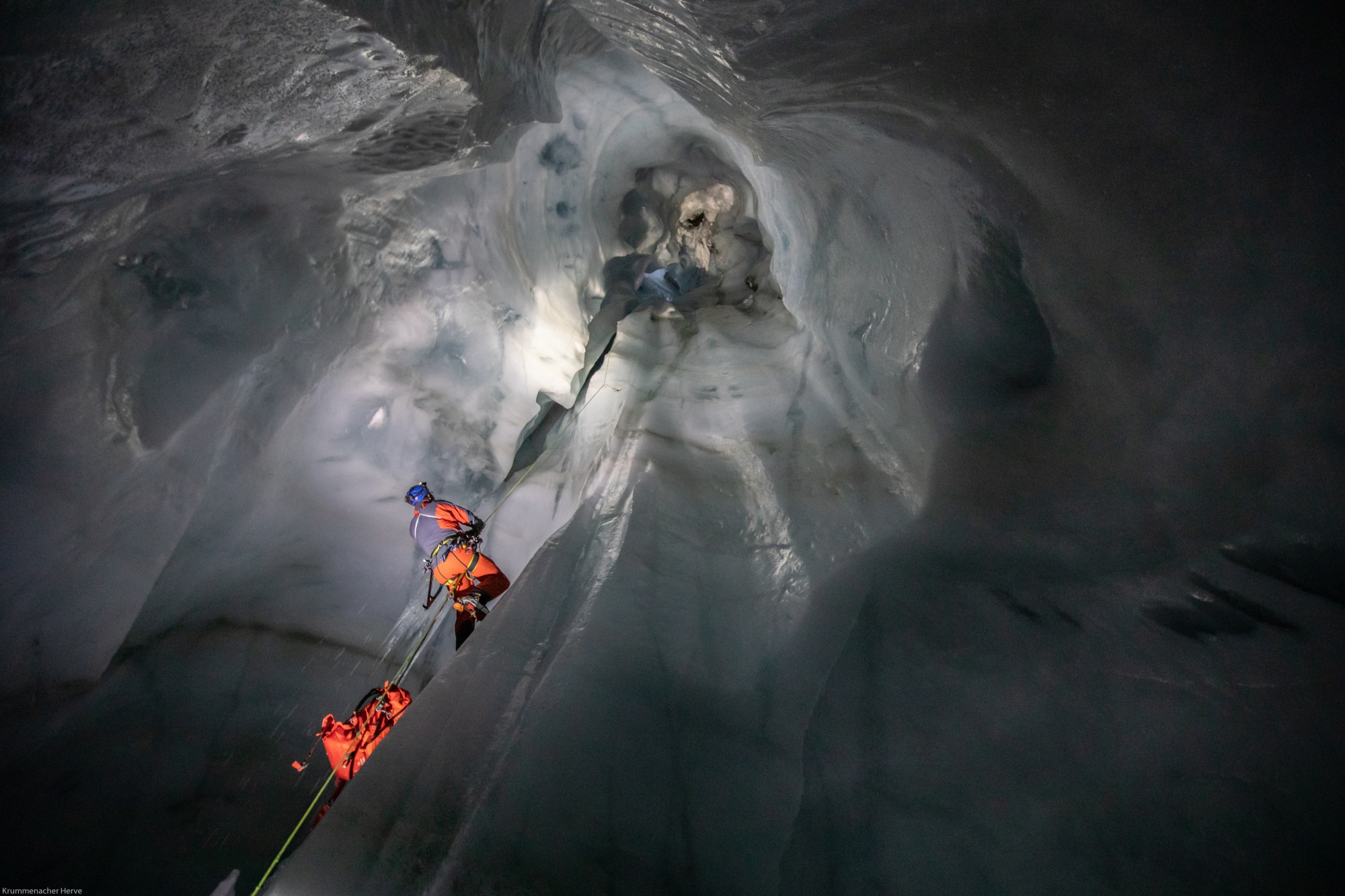 Le week-end précédent notre expédition, les spéléologues ont exploré le puits de 40 mètres de profondeur. Une manœuvre qui mêle des techniques d'alpinisme, de spéléologie et de canyoning.