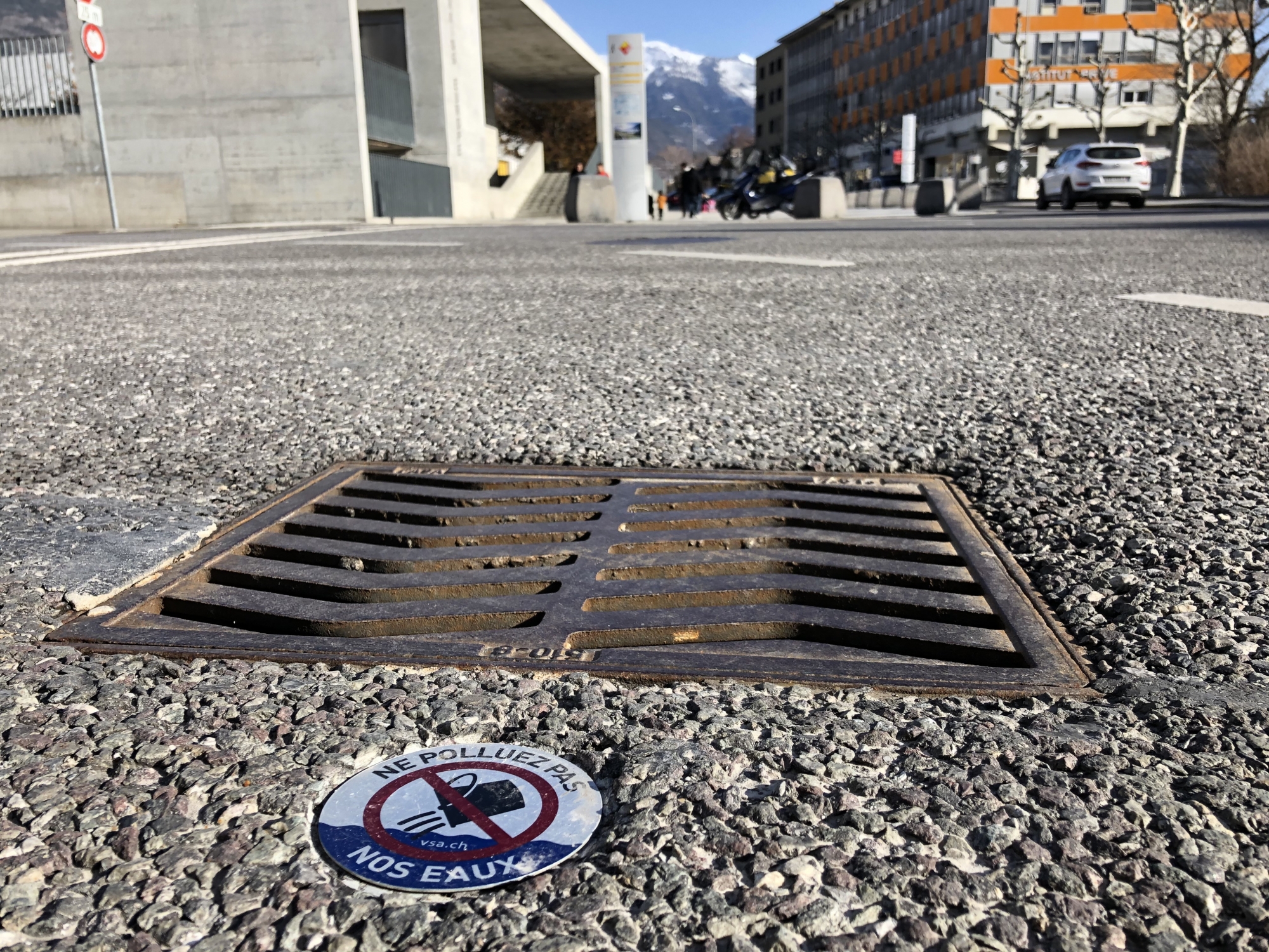 Les petites plaquettes «Ne polluez pas nos eaux» sont visibles dans différents secteurs de la ville de Sierre, comme ici à l'avenue Max-Huber.