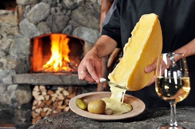 Seuls les fromages ayant obtenu 18 points sur un maximum de 20 peuvent être commercialisés avec l’appellation d’origine protégée Raclette du Valais AOP.