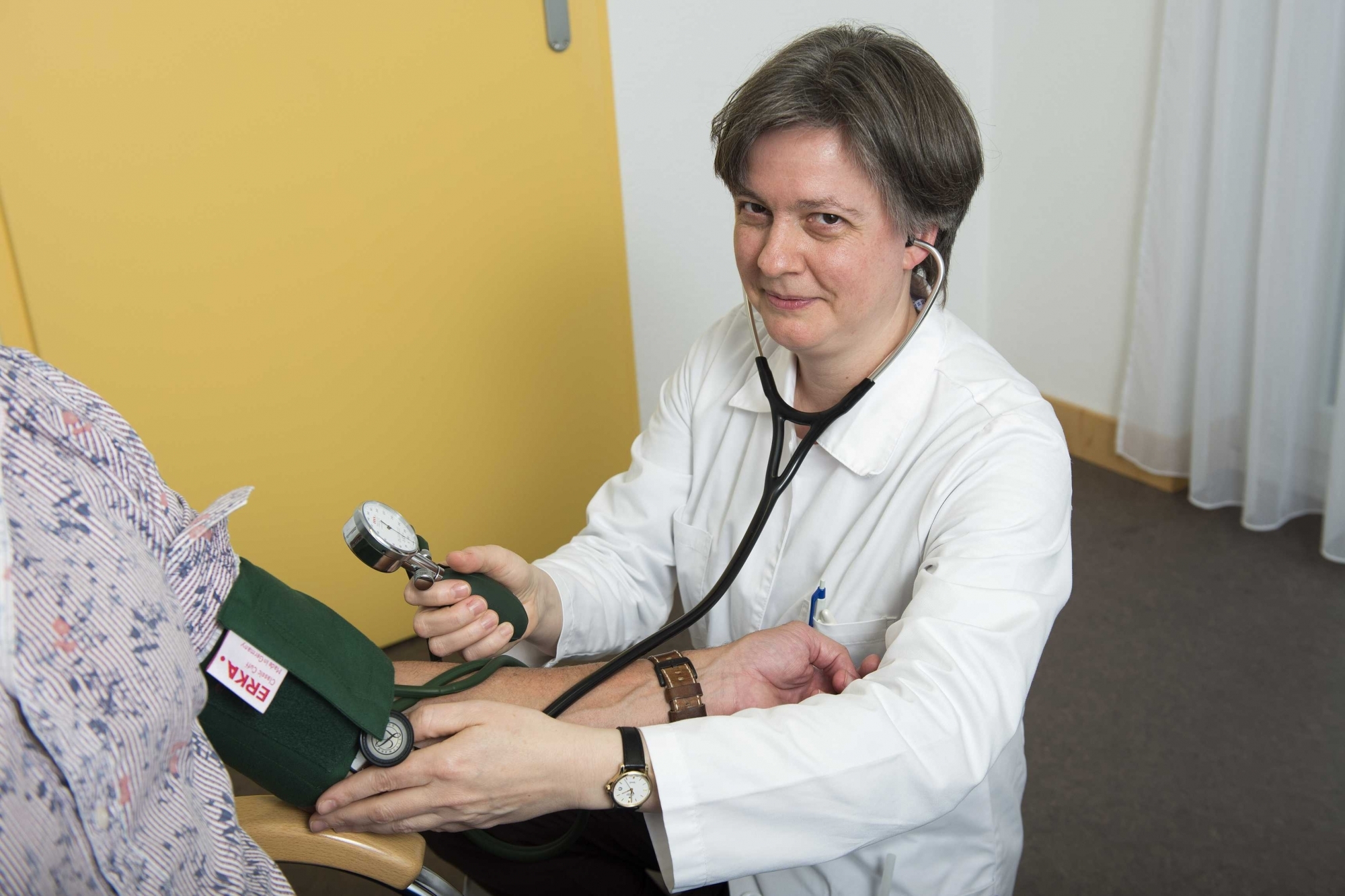 La doctoresse Monique Lehky Hagen, ici dans son cabinet de Brigue, tire la sonnette d'alarme.