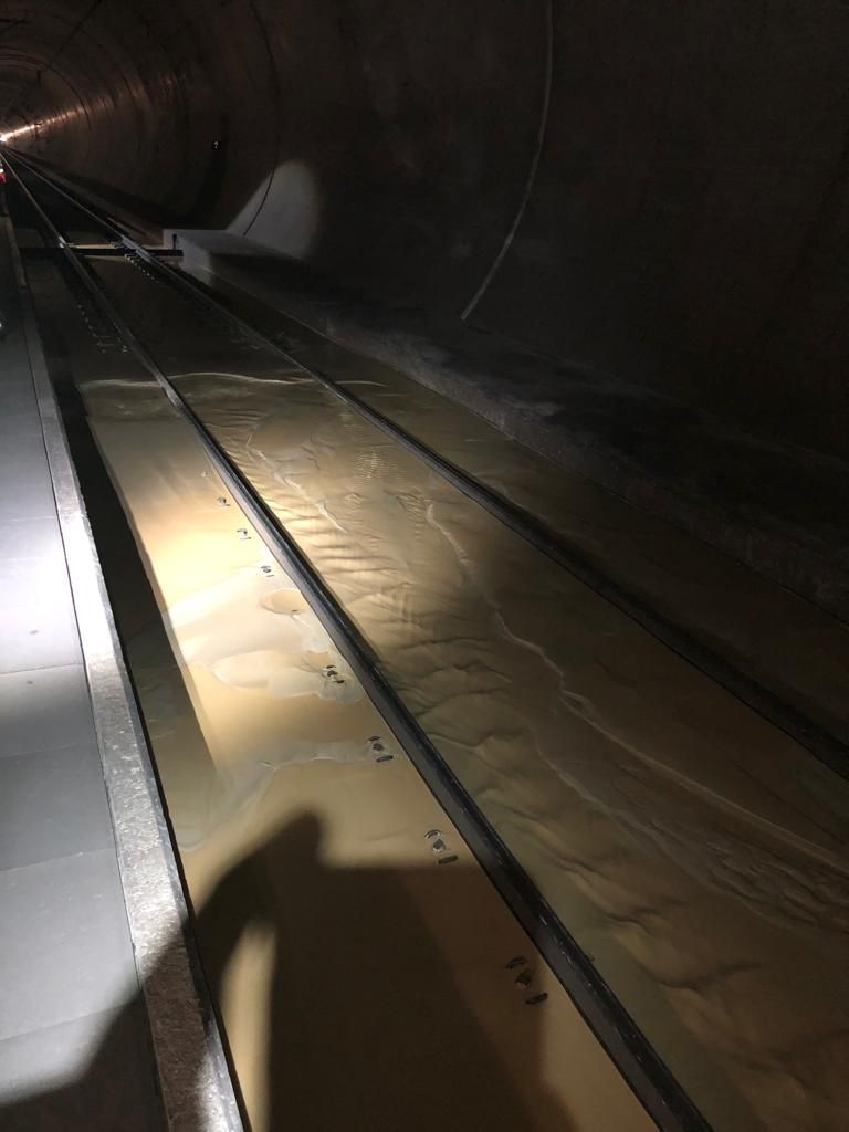 L'eau boueuse avait atteint les rails du tunnel.