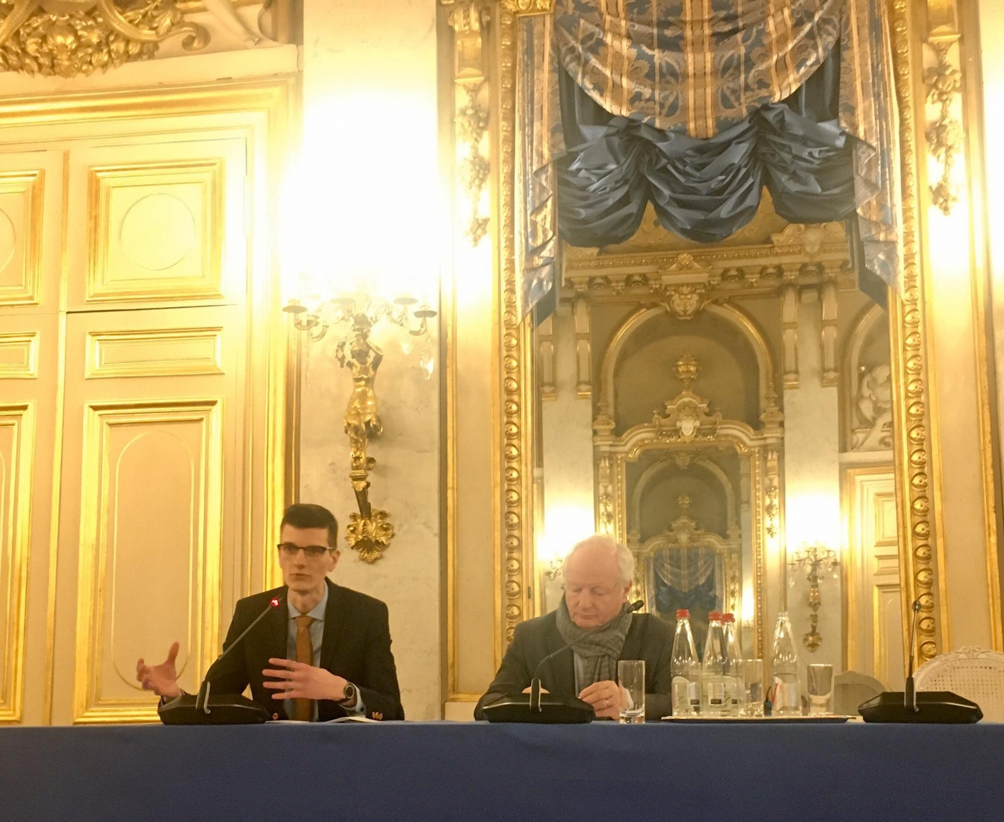 Bastien Nançoz (à gauche) s'est vu remettre son prix à l’Hôtel du Ministre des Affaires étrangères, Quai d’Orsay à Paris, le 24 janvier dernier.