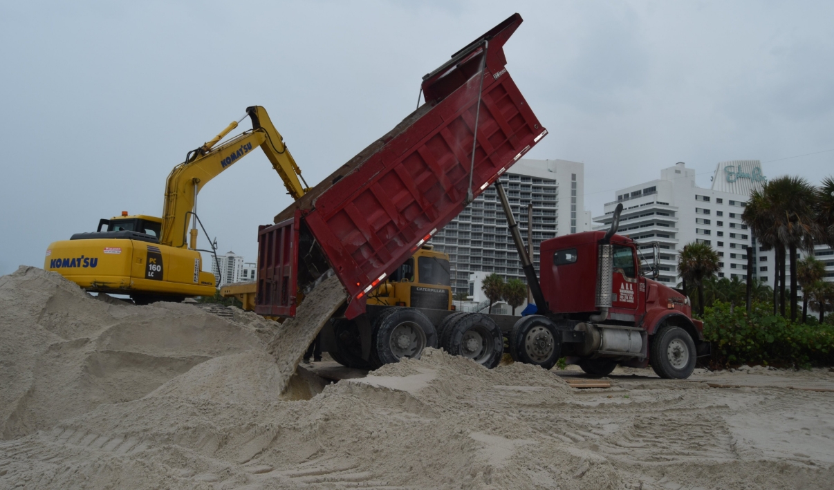 Durant les travaux, les camions déposeront entre 100 et 250 chargements de 22 tonnes de sable par jour.