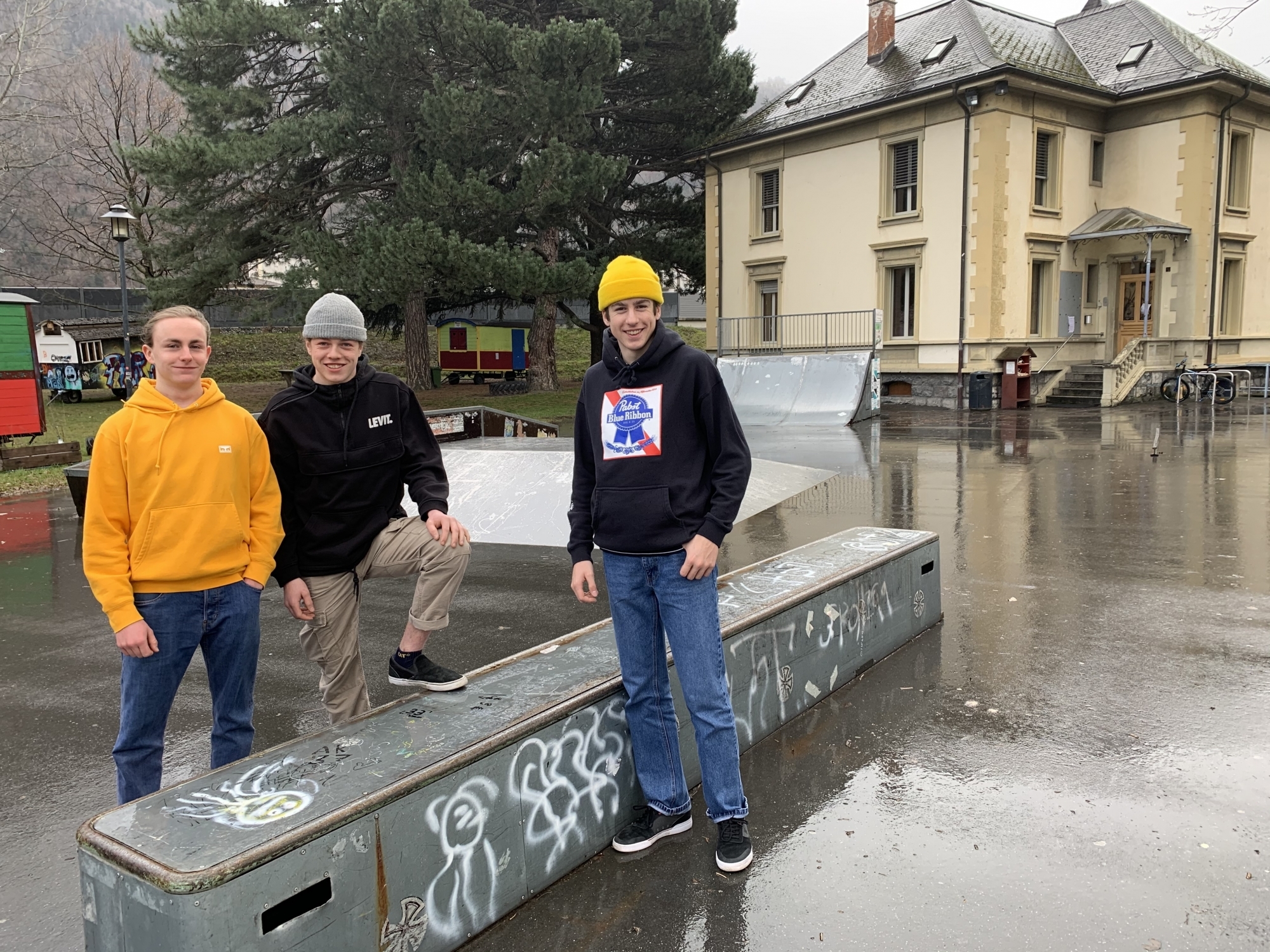 Jeunes amateurs de skate, Julien Rouge, Titouan Moulin et Adrien Chabbey font partie des initiateurs du projet de nouveau skatepark destiné à remplacer les rampes datant de 1991 et qui ne répondent plus à leurs attentes.