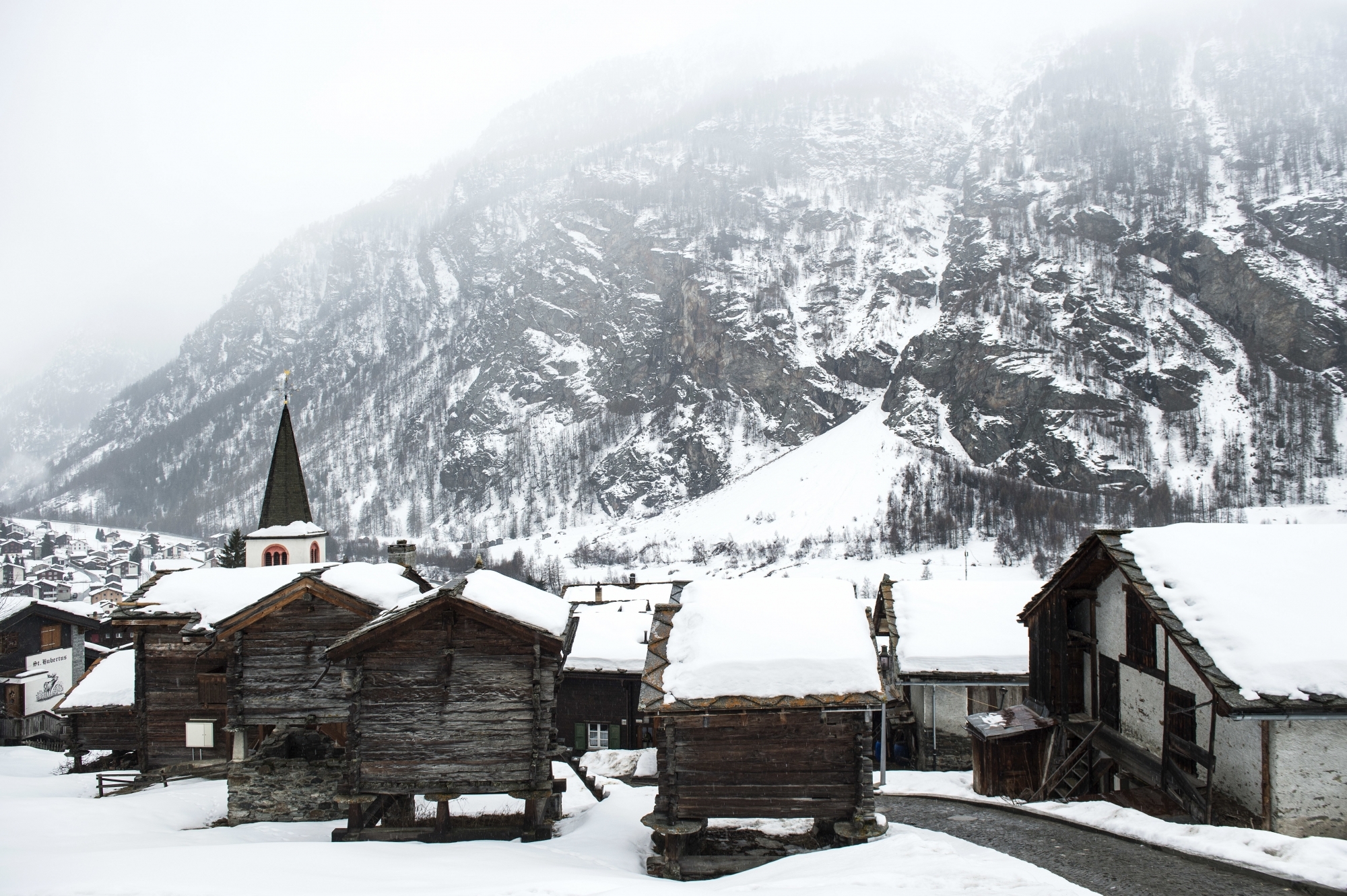 Avalanches, chutes de pierres, séracs, Randa doit faire face à de nombreuses menaces. Dans le village, la population a développé la résilience et respecte la montagne. 