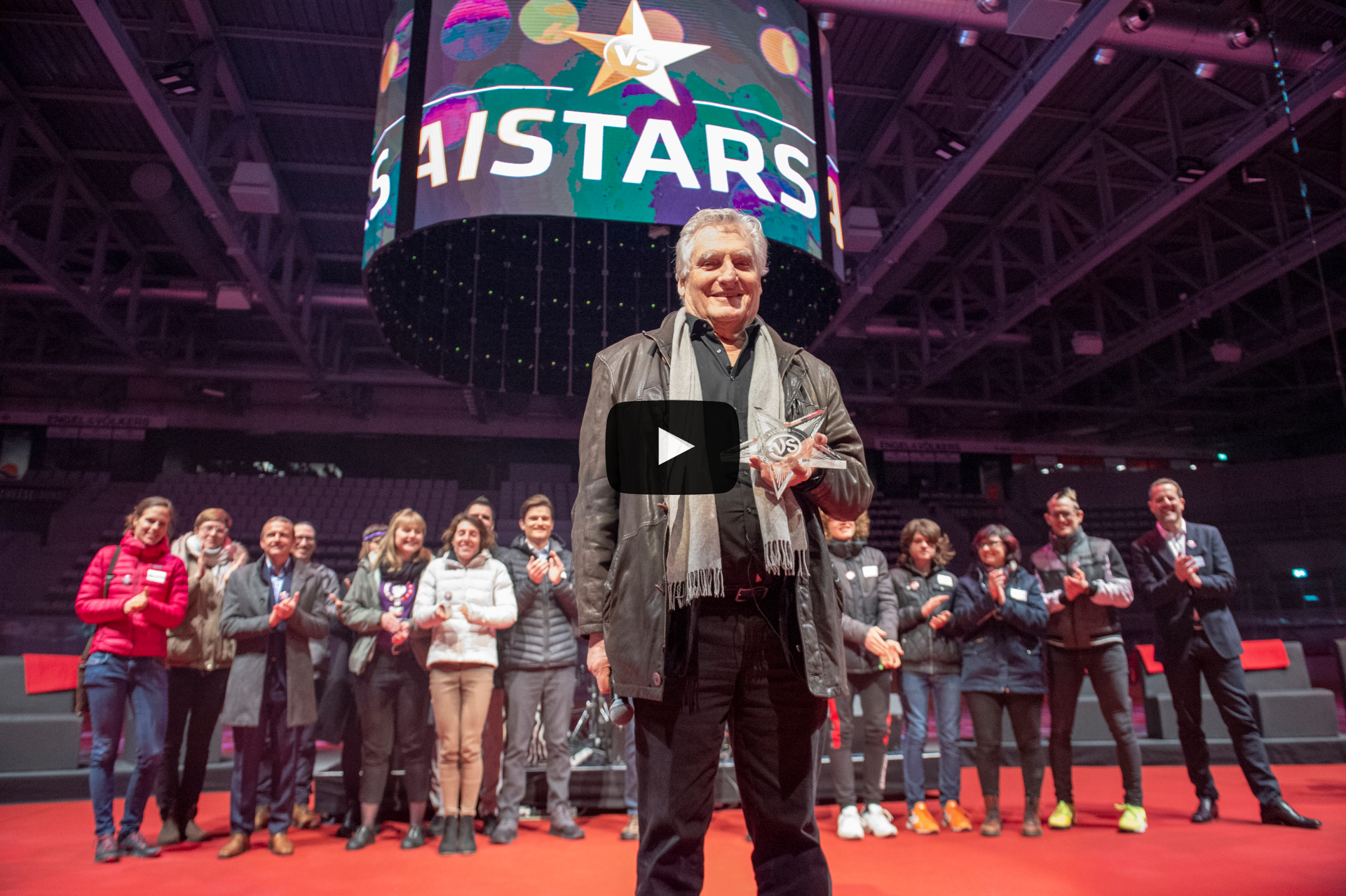 Léonard Gianadda, ValaiStars 2019, entouré d'une partie des nominés au titre de personnalité valaisanne de l'année.