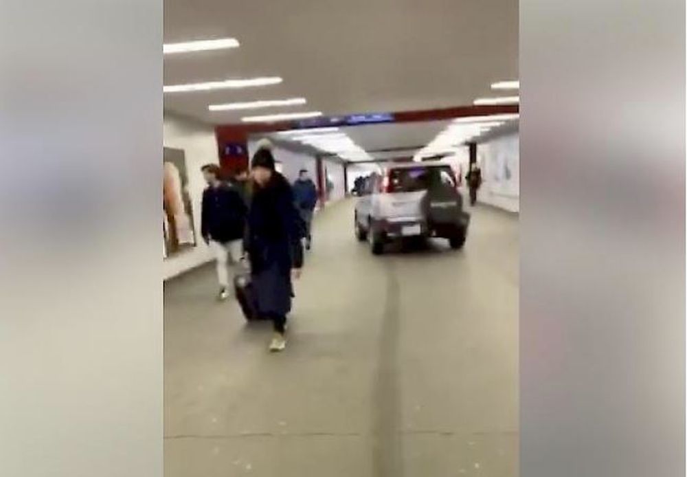 Il zigzaguait tranquillement dans le passage sous-voie de la gare de Viège.