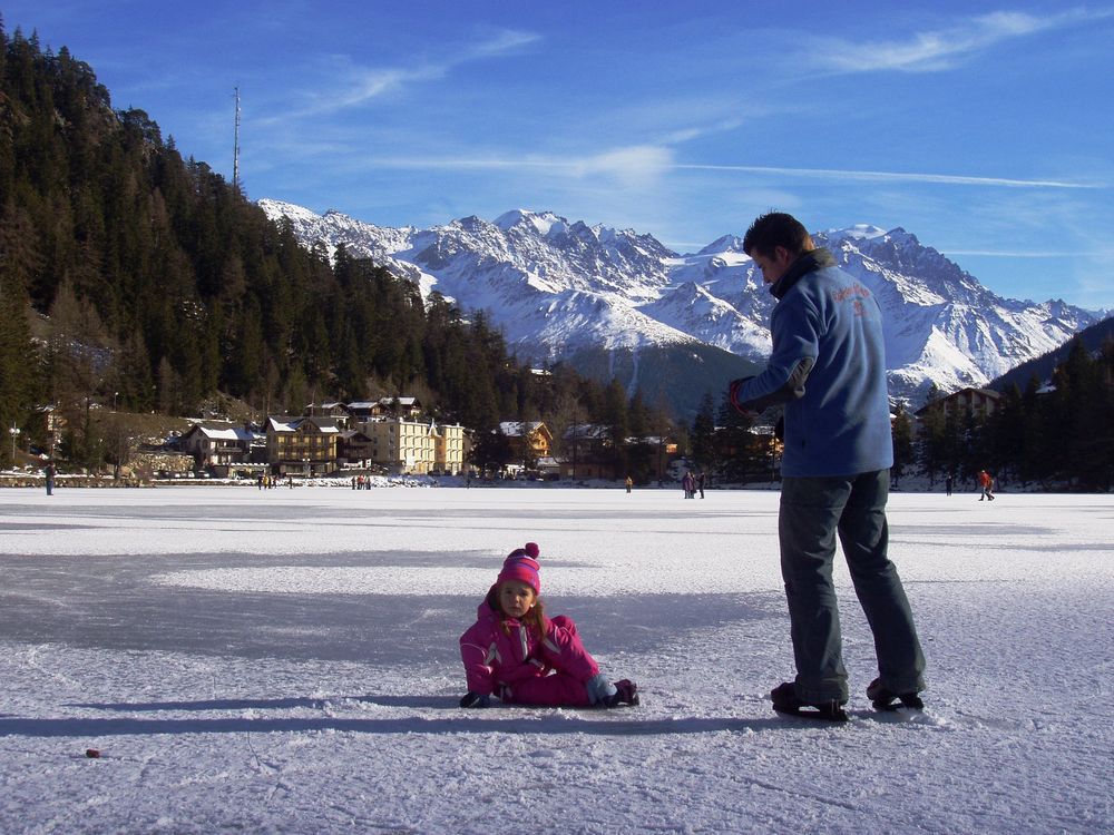 Le patinage sur le lac de Champex se pratique en famille.