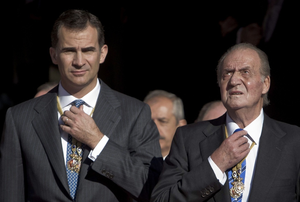 Cette annonce fait suite à une rumeur selon laquelle Juan Carlos (à droite) avait reçu, en 2008, 100 millions de dollars de la part du roi d'Arabie saoudite.
