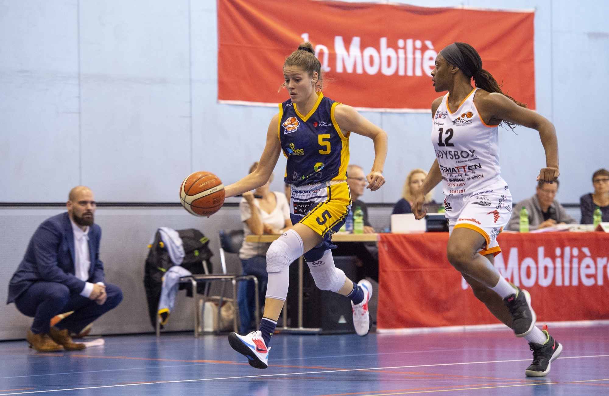 Comme nombre de ses coéquipières, Eva Ruga, du BBC Troistorrents (en bleu), participera à sa première finale de Coupe de Suisse face à Naja Pollard et Hélios Basket.