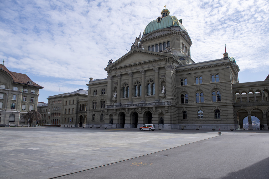 Ein menschenleerer Bundesplatz am Dienstag, 17. Maerz 2020, in Bern. Der Bundesrat hat aufgrund der Coronavirus Pandemie den schweizweiten Notstand per sofort ausgerufen. (KEYSTONE/Marcel Bieri)