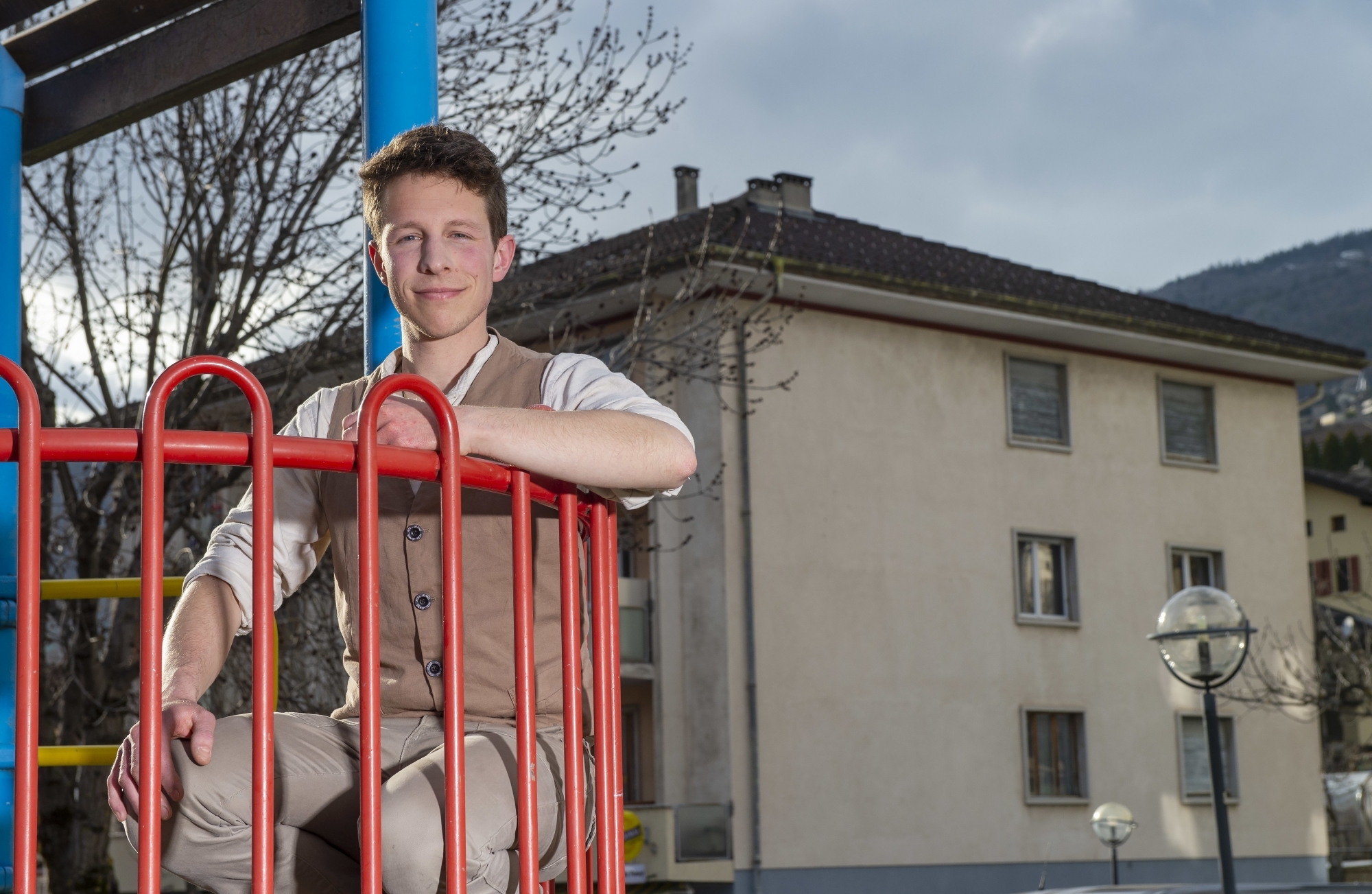 Domicilié à Glarey, Michael Posse compte parmi les nombreux opposants à l'installation d'une antenne 5G dans le quartier. Cet équipement de communication mobile est prévu sur le toit du bâtiment situé en arrière-plan.