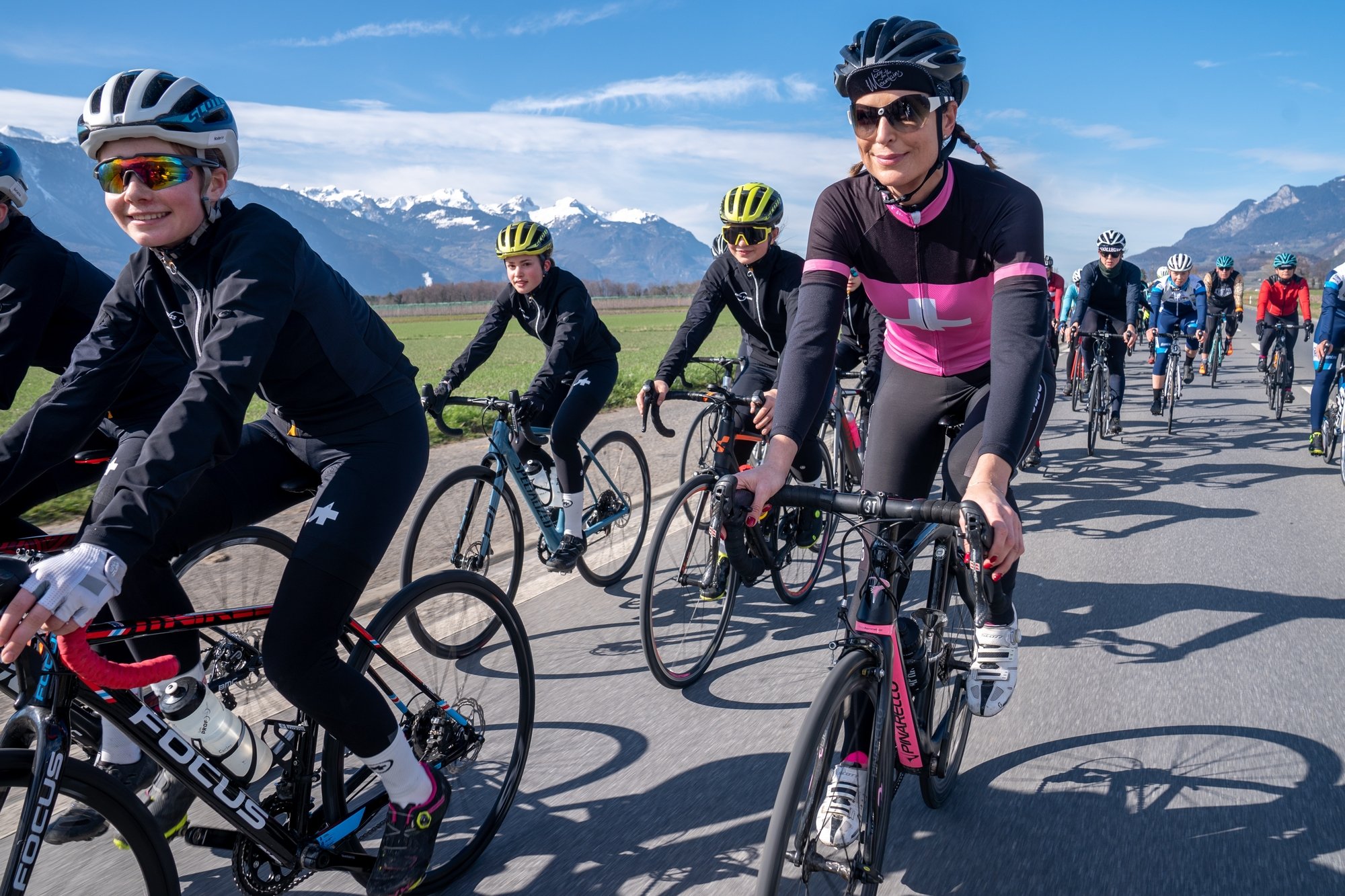 Valérie Pellissier (à droite) a couru nombre de cyclosportives. Elle avance quelques explications quant à la discrétion des filles dans les pelotons.