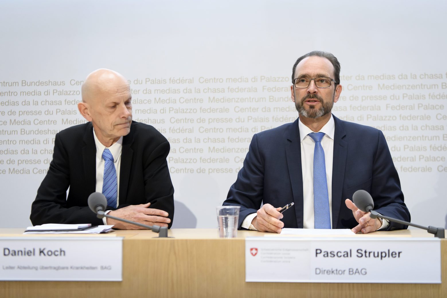 Pascal Strupler, Direktor BAG, rechts, spricht an der Seite von Daniel Koch, Leiter Abteilung uebertragbare Krankheiten, BAG, links, waehrend einer Medienkonferenz ueber die Situation des neuen Coronavirus (2019-nCoV) im Medienzentrum Bundeshaus in Bern, am Dienstag, 25. Februar 2020. Erster bestaetigter Fall in der Schweiz. (KEYSTONE/Anthony Anex) SCHWEIZ MK BAG ZUM CORONAVIRUS