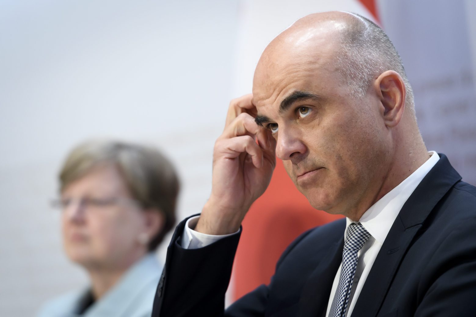 Bundesrat Alain Berset, Vorsteher Eidgenoessisches Departement des Innern (EDI), rechts, reagiert an der Seite von Isabelle Chassot, Direktorin Bundesamt fuer Kultur (BAK), links, an einer Medienkonferenz ueber die Botschaft zur Foerderung der Kultur in den Jahren 2021 - 2024 (Kulturbotschaft), am Mittwoch, 26. Februar 2020, im Medienzentrum Bundeshaus in Bern. (KEYSTONE/Anthony Anex) SCHWEIZ MK BUNDESRAT