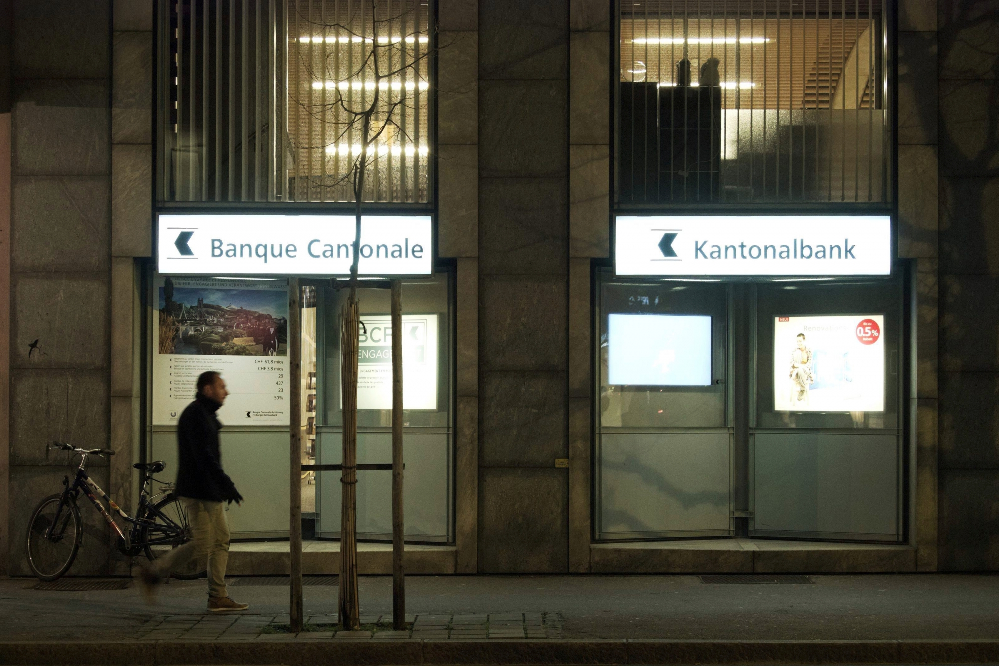 Jahresbilanz-Pressekonferenz der Freiburger Kantonalbank.
Bild: Der Hauptsitz der Freiburger Kantonalbank am Perolles (Nachtaufnahme).

Foto: FN / Aldo Ellena, Freiburg, 18.02.2016 Haupsitz der Freiburger Kantonalbank