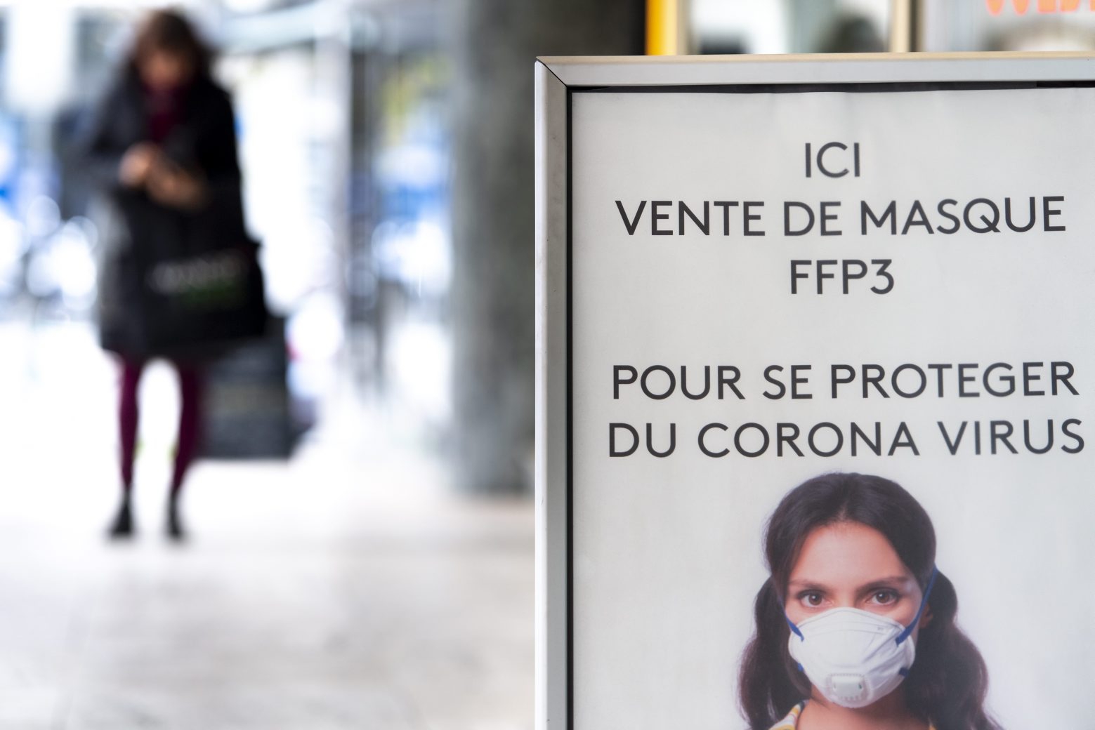 Un panneaun indiquant "Ici vente de masque FFP3 pour se proteger du corona virus" photographie ce lundi 9 mars 2020 devant une pharmacie en ville de Lausanne. (KEYSTONE/Laurent Gillieron) SUISSE MASQUE CORONAVIRUS