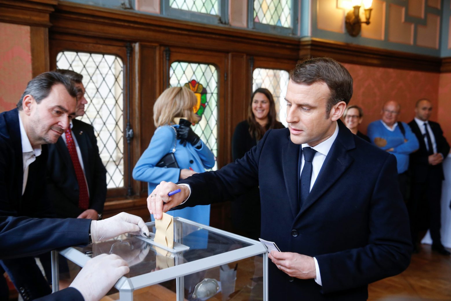epa08295519 French President Emmanuel Macron (R) casts his ballot during the first round of the French Municipal elections in Paris, France, 15 March 2020. France is holding nationwide elections to choose all of its mayors and other local leaders despite a crackdown on public gatherings because of the new Covid-19 coronavirus. Several European countries have closed borders, schools as well as public facilities, and have cancelled most major sports and entertainment events in order to prevent the spread of the SARS-CoV-2 coronavirus causing the Covid-19 disease.  EPA/PASCAL ROSSIGNOL / POOL  MAXPPP OUT FRANCE MUNICIPAL ELECTIONS