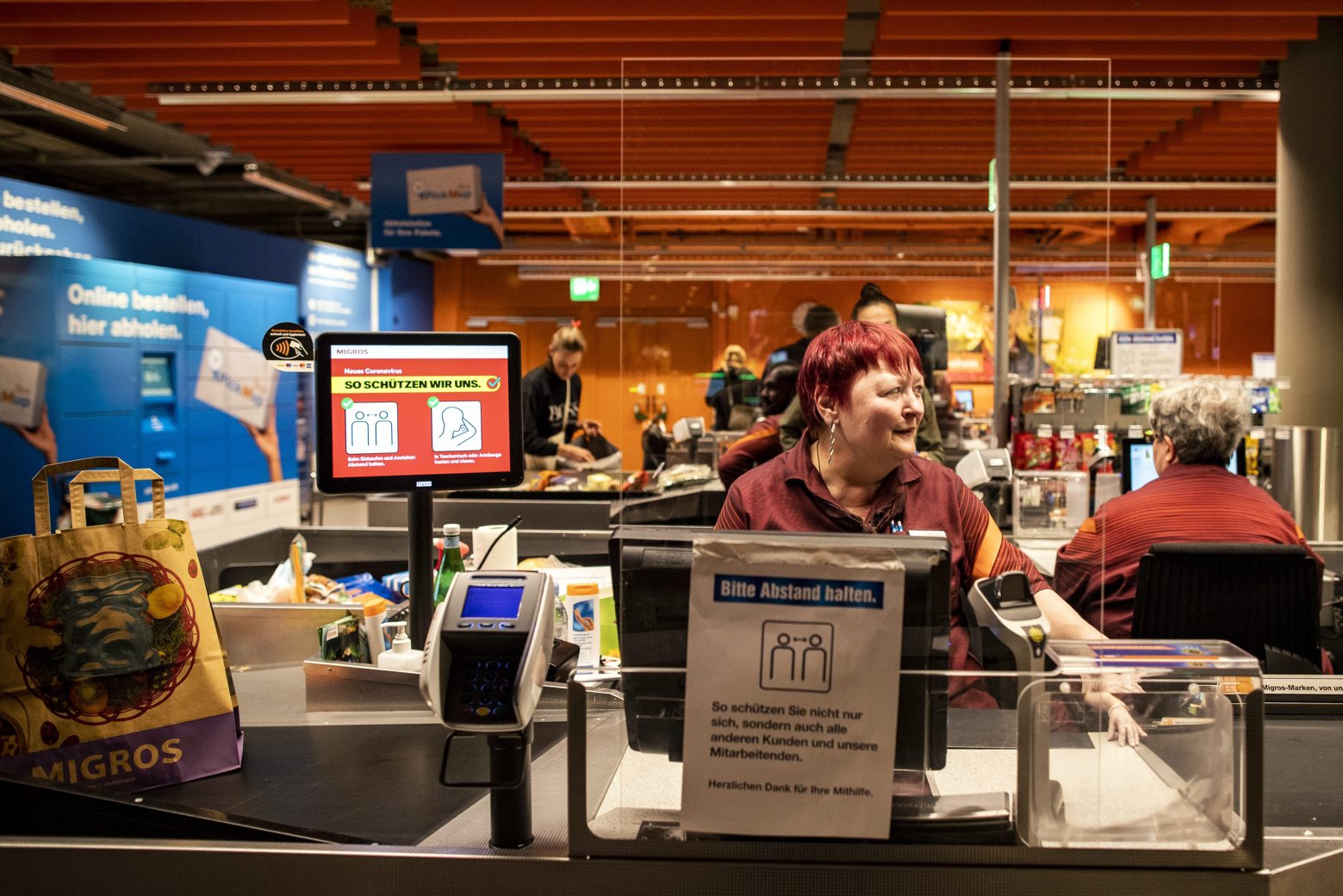 Cornelia Portenier arbeitet in der Migros am Limmatplatz in Zuerich, am Freitag, 20. Maerz 2020. (KEYSTONE/Alexandra Wey) SCHWEIZ ZUERICH CORONAVIRUS