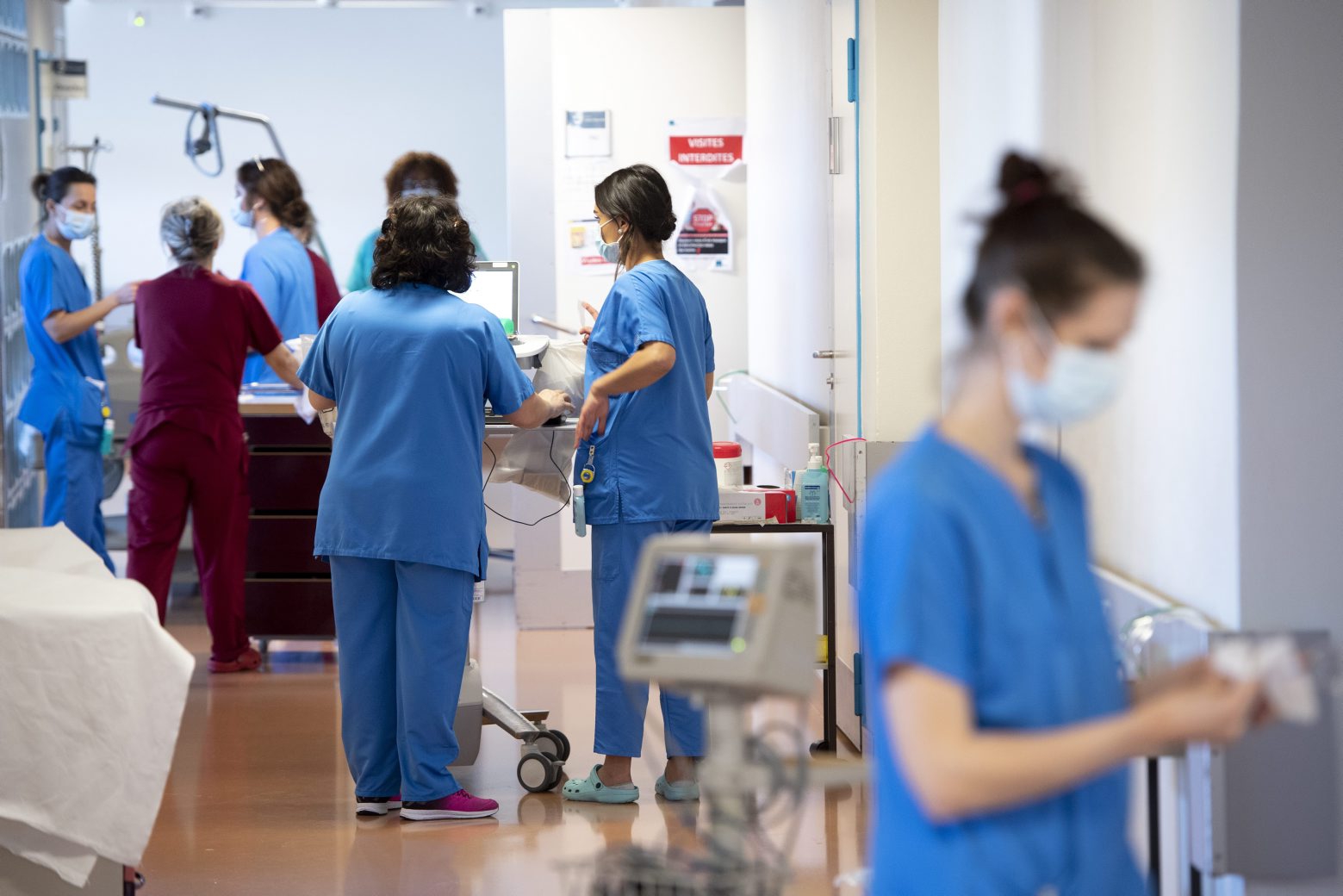 Medical staff get ready before taking care of coronavirus patient in the Covid-19 unit of the hospital "Reseau hospitalier neuchatelois (RHNe)" site during the coronavirus disease (COVID-19) outbreak, in La Chaux-de-Fonds, Switzerland, Tuesday, March 24, 2020. Countries around the world are taking increased measures to stem the widespread of the SARS-CoV-2 coronavirus which causes the Covid-19 disease. (KEYSTONE/Laurent Gillieron) SWITZERLAND CORONAVIRUS OUTBREAK