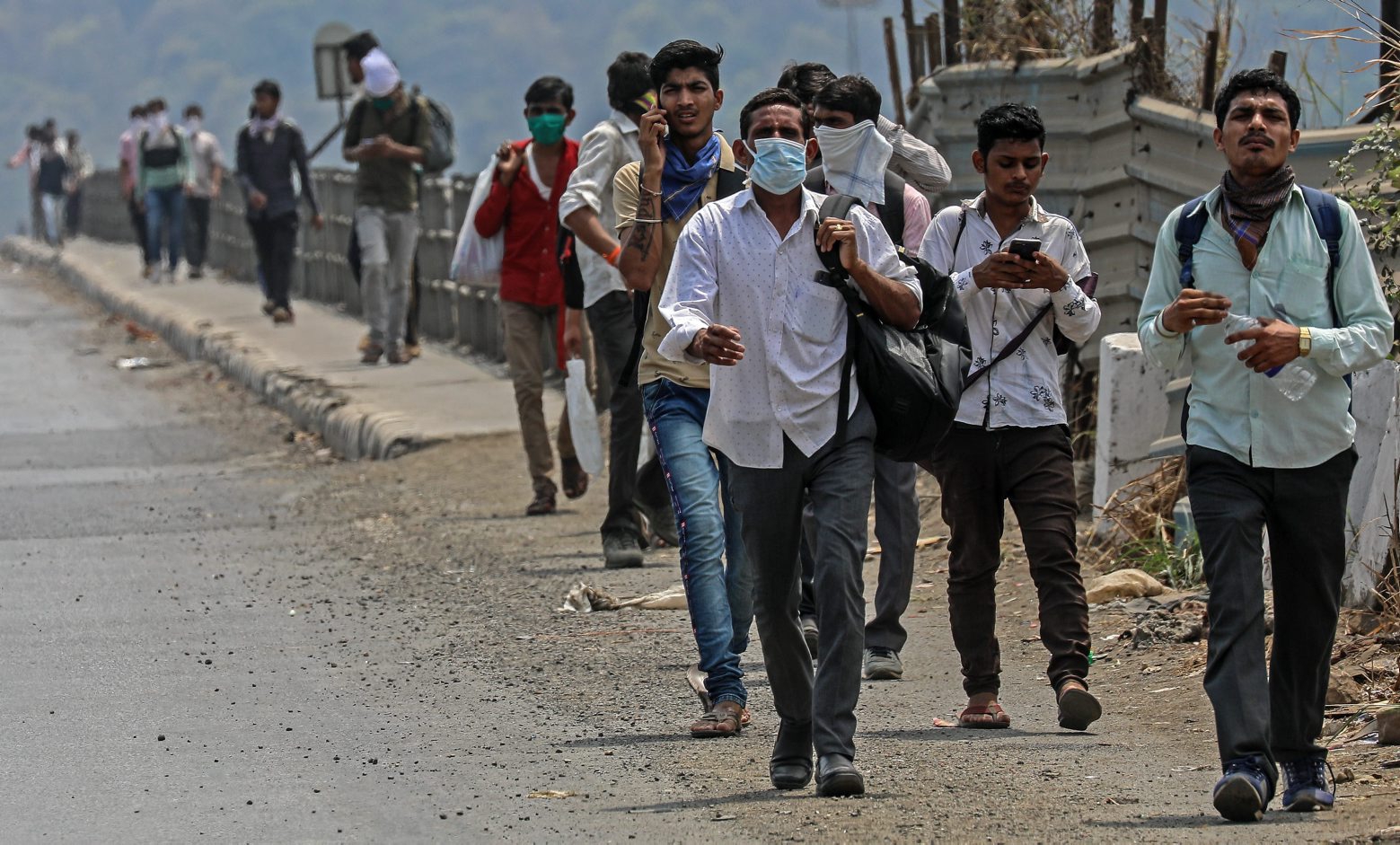 epa08326151 Indian Migrant labourers walk on the western express highway to reach Rajasthan for their villages, on the outskirts of Mumbai, India 27 March 2020. India is facing the third day of the 21-day national lockdown decreed by Prime Minister Narendra Modi in an effort to slow down the spread of the pandemic COVID-19 caused by the SARS-CoV-2 coronavirus. No work for 21 days means no income for thousands of migrant labourers and hundreds of them started walking to their villages on foot as no mode of transport is available. There have been at least 650 confirmed coronavirus infections and 10 deaths in India so far.  EPA/DIVYAKANT SOLANKI INDIA PANDEMIC CORONAVIRUS COVID-19