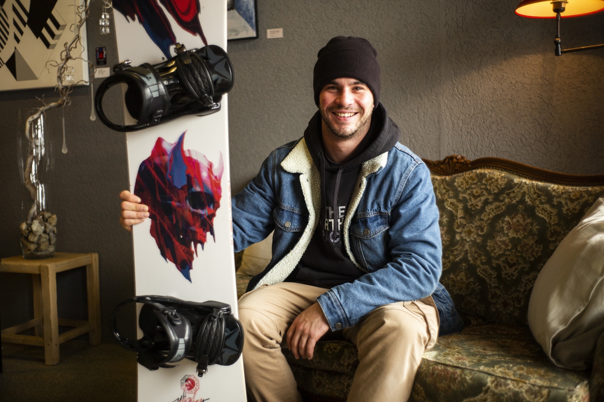 L'aventure se poursuit pour Antony, le prof de snowboard de Nendaz. 