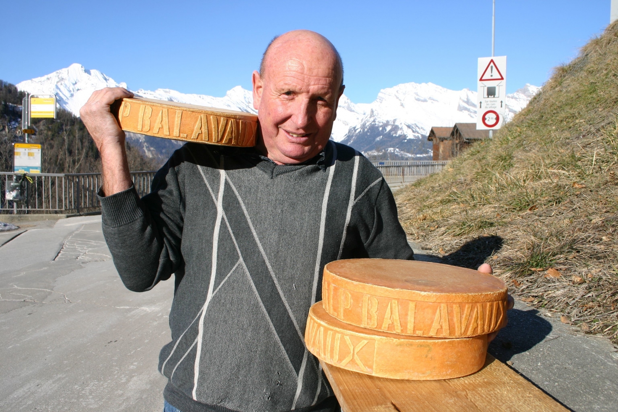 Paul Favre et son équipe ont produit 1100 meules de Raclette du Valais AOP estampillées Alpage de Balavaux en 2019. 