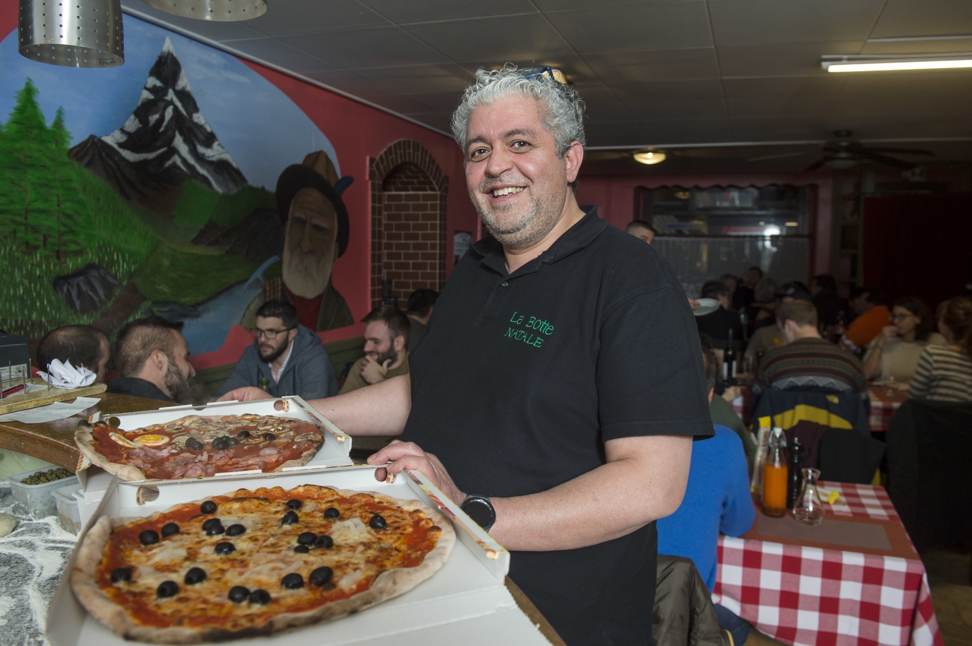 A Martigny (ici à la Botte, au Bourg), comme dans son autre pizzeria de Fully, le pizzaïolo Natale Pizzi fait encore salle comble.