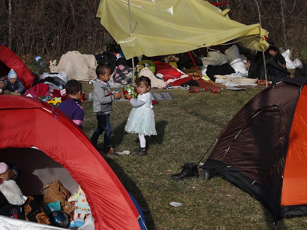 Ces derniers jours les migrants, dont de jeunes enfants, se pressent à la frontière gréco-turque comme ici à Erdirne.