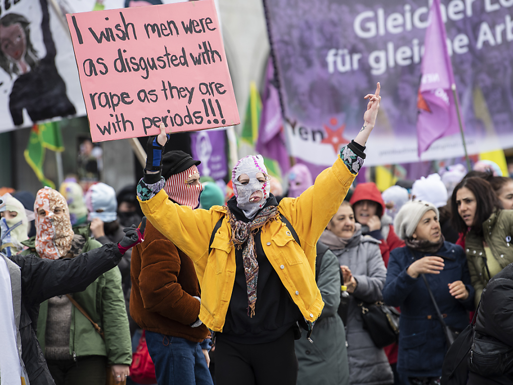 Des centaines de femmes ont manifesté samedi après-midi à Zurich, malgré l'interdiction de la police.