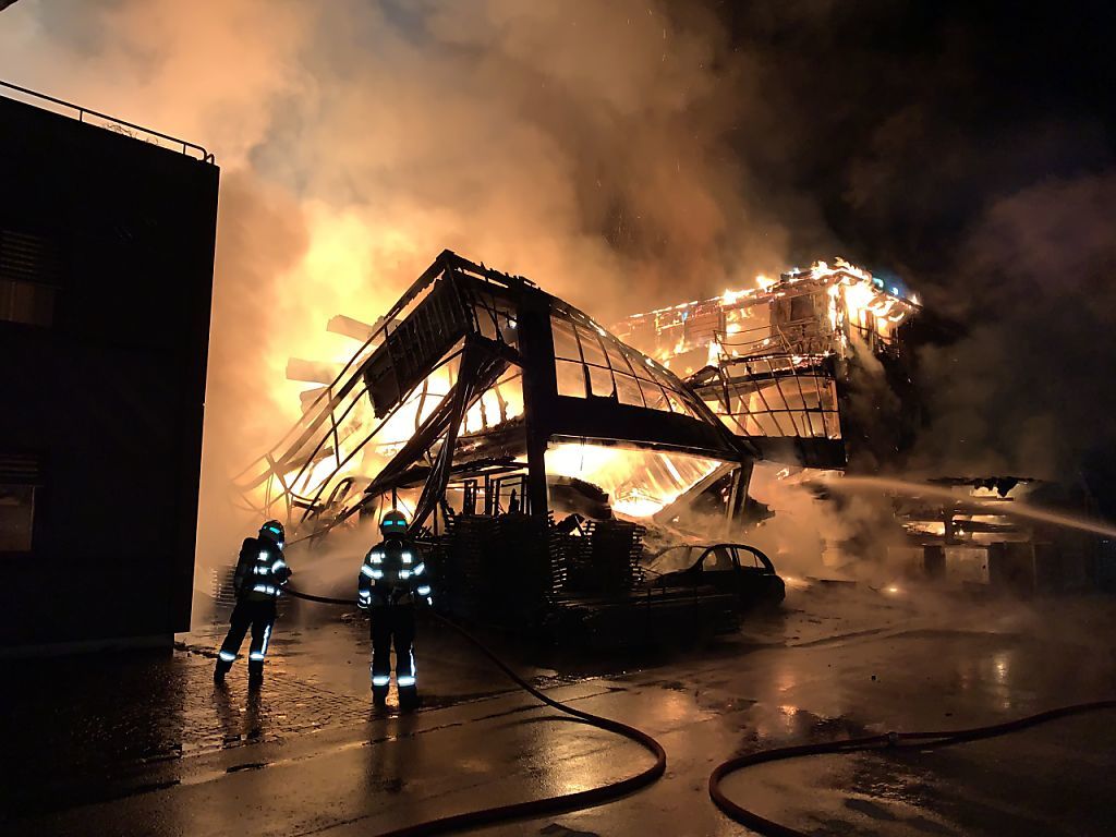 L'incendie qui a ravagé l'entreprise de couvreurs s'est déclaré pour une raison encore inconnue. Il s'est répandu à deux autres bâtiments.