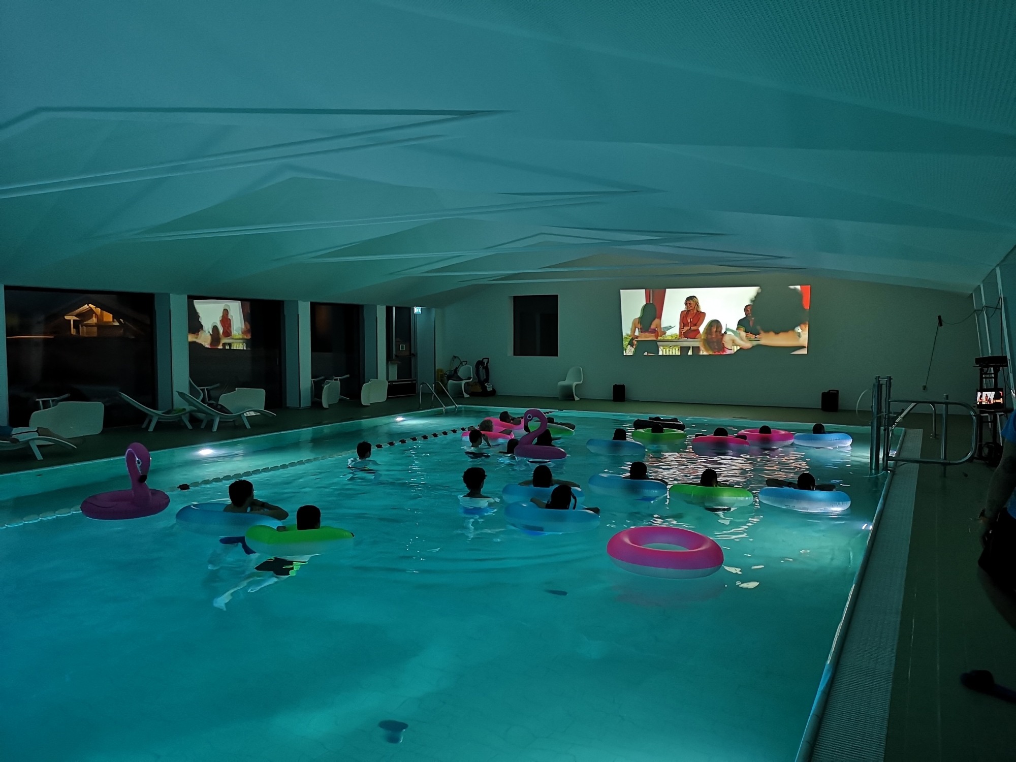 Les spectateurs s'installent dans le bassin face à l'écran, confortablement installés dans une bouée.