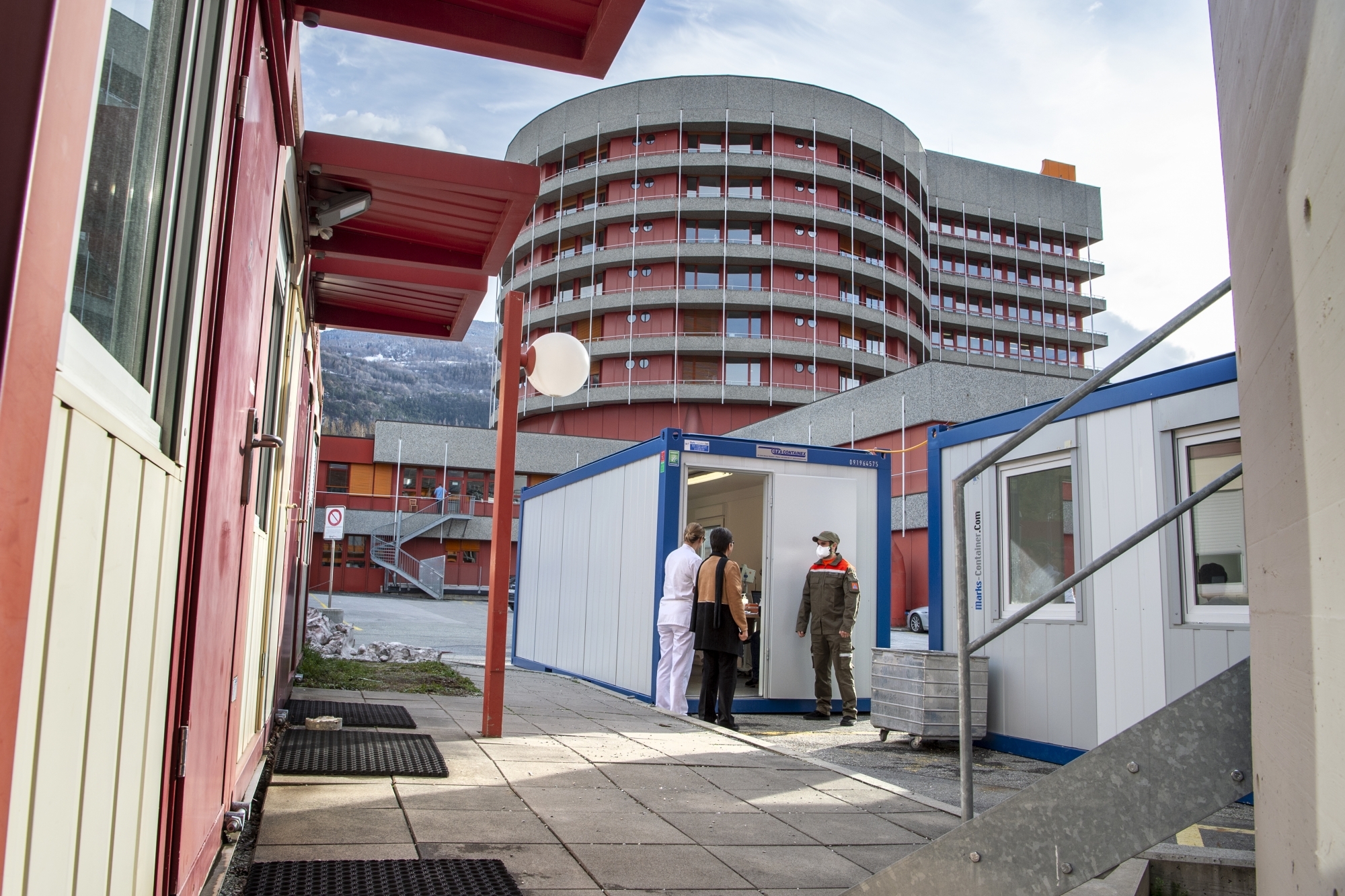 Une salle d’attente et deux containers ont été mis en place à l’hôpital de Sion dans le cadre de la lutte contre le coronavirus.