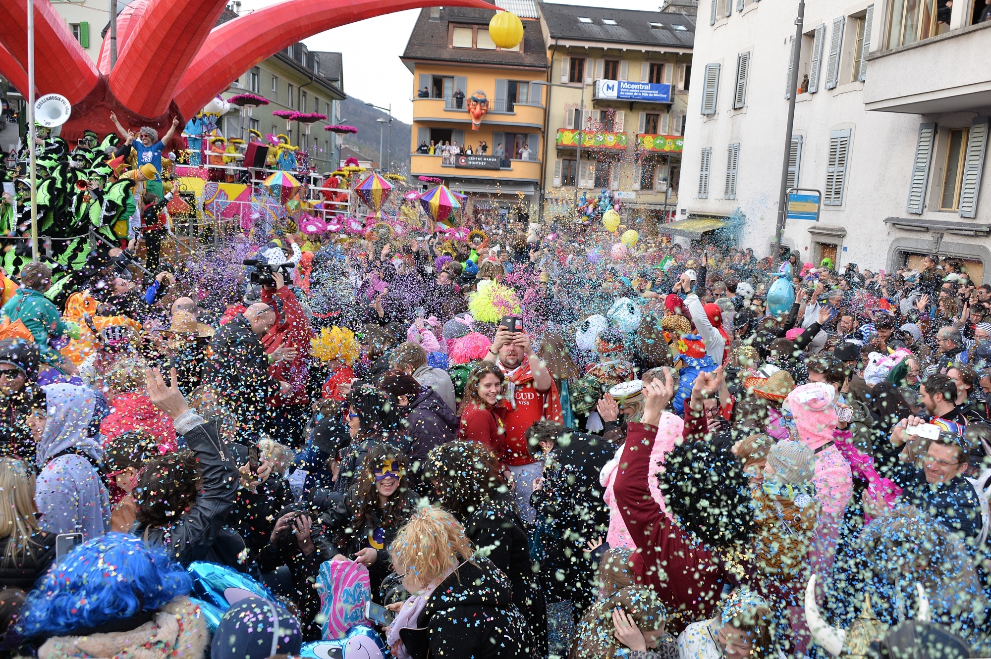 La fameuse bataille de confettis sur la place centrale attire la foule des grands jours.