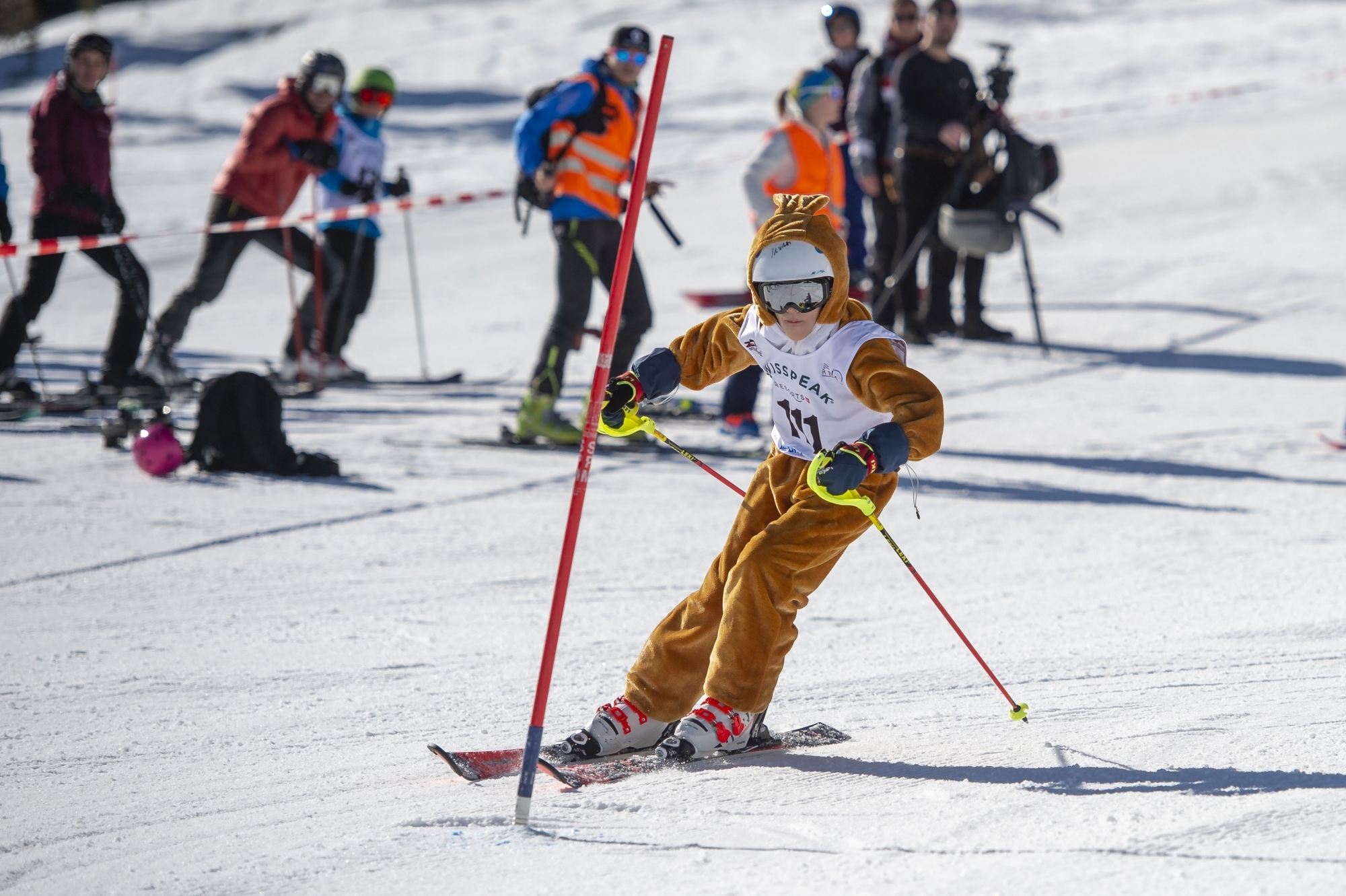 Beaucoup de concurrents du Défi des 300 se lancent sur la piste en étant déguisés. La journée de ski se veut avant tout conviviale et décontractée.
