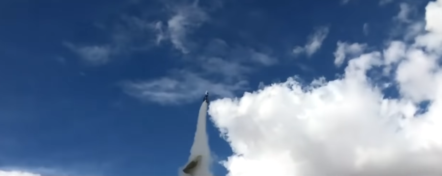Le parachute se détache de la fusée quelques secondes après le décollage.