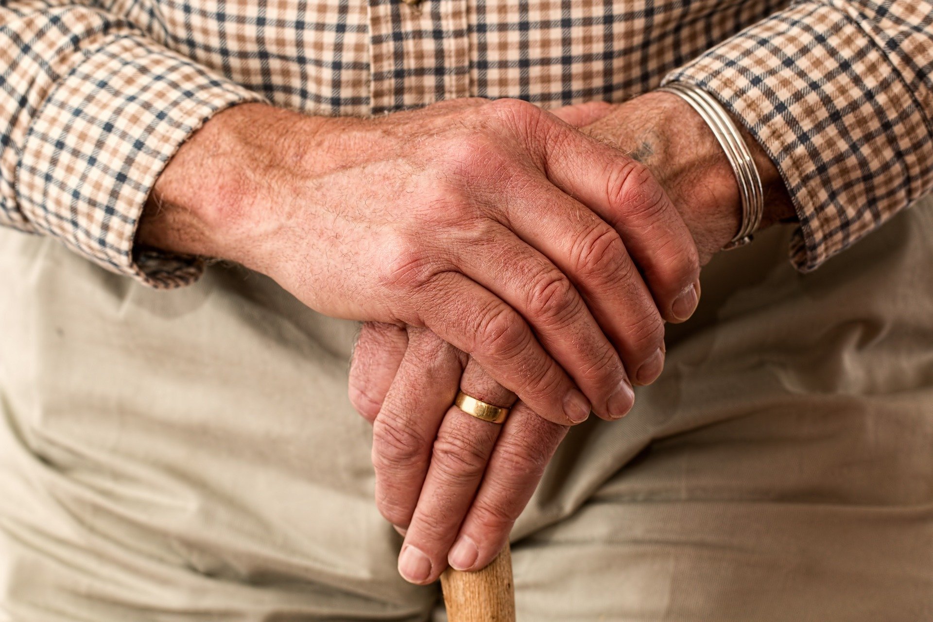 Beaucoup de fraudeurs visent les seniors, particulièrement vulnérables.