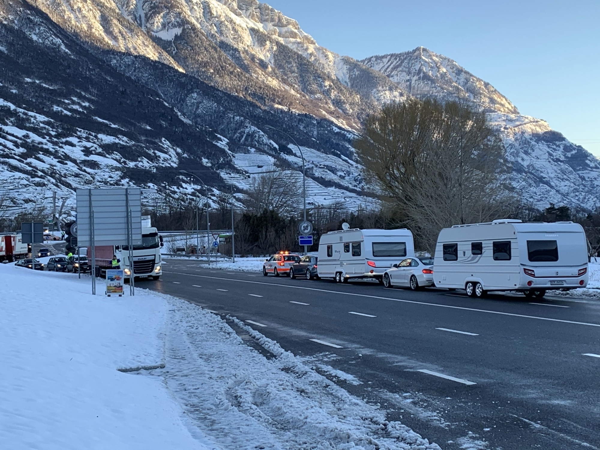 Arrivées plus tôt que prévu, les voitures et caravanes des gens du voyage sont canalisées vers la place officielle de Martigny.