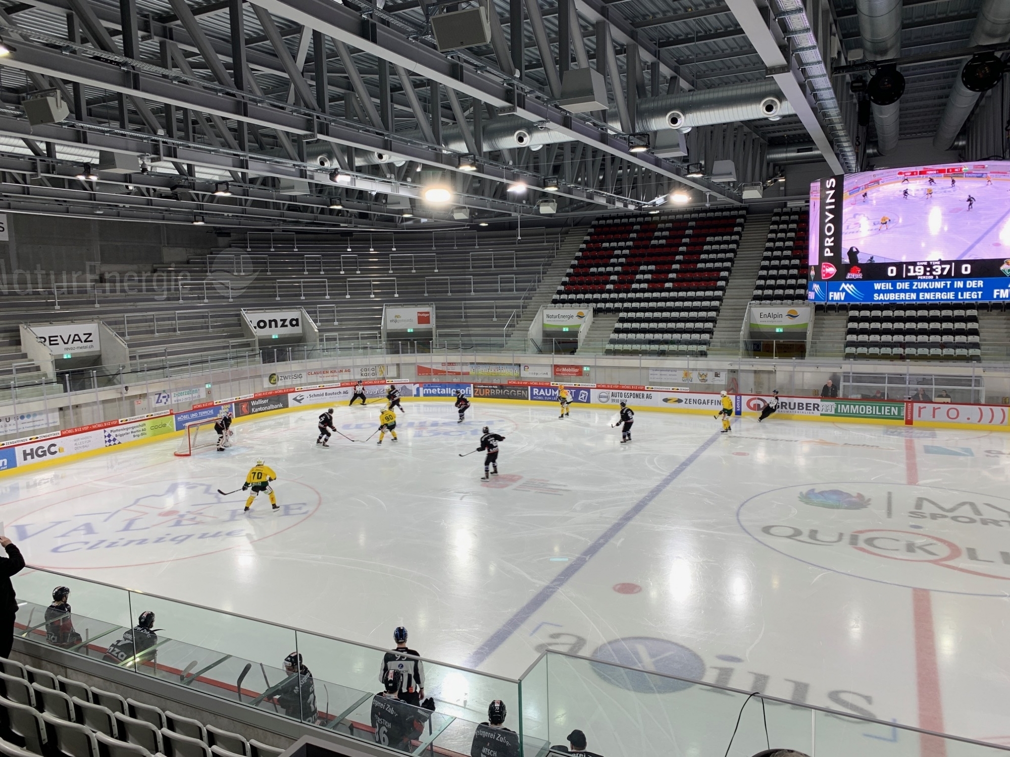 Le HC Viège affronte Thurgovie devant des gradins vides.