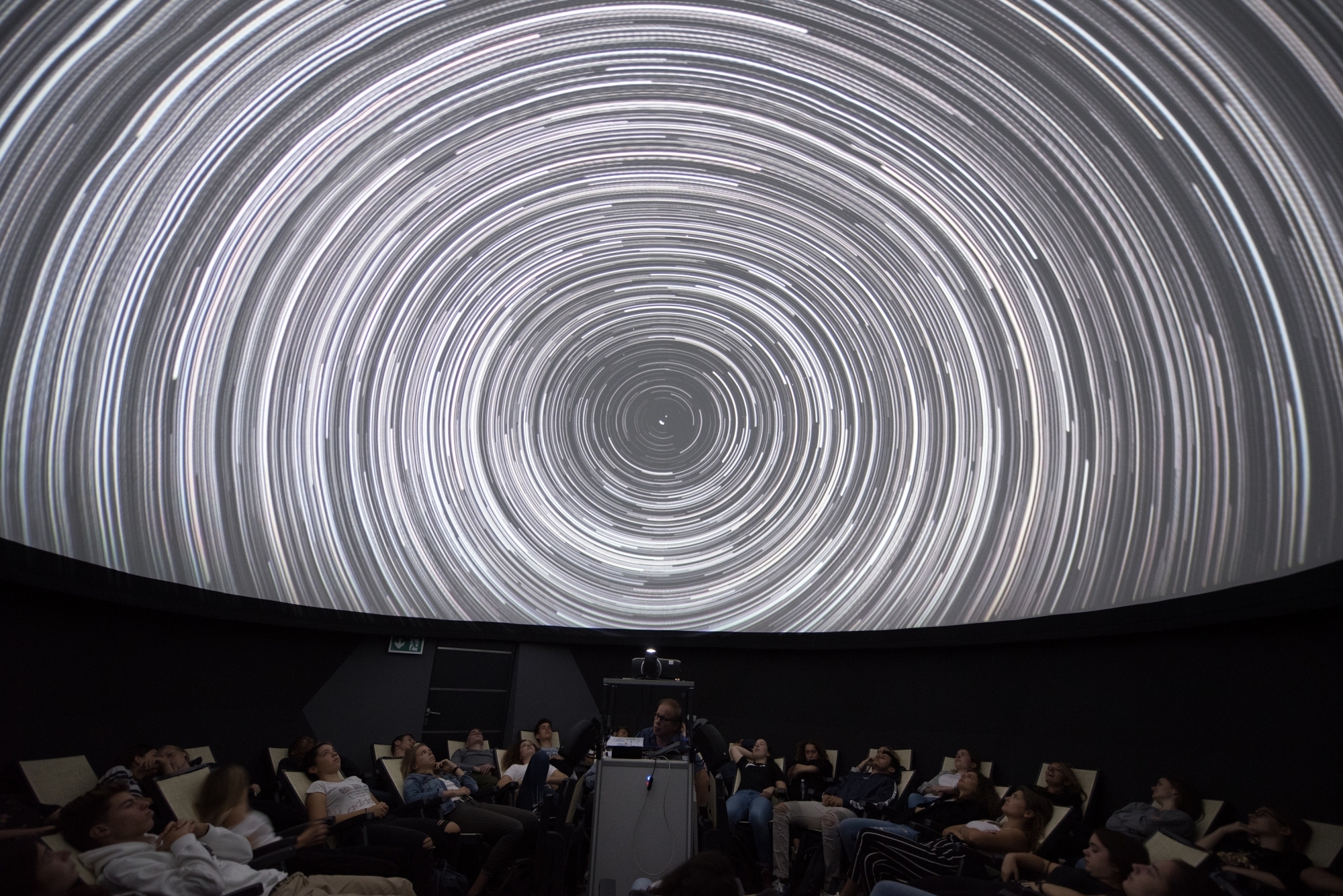 Cette photo d'étoiles qui tournent autour de l'étoile polaire a été prise au planétarium.