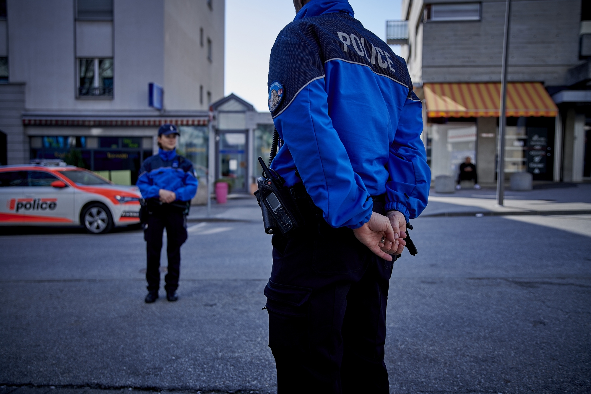 Pour la police, un défi majeur est de maintenir la distance sociale exigée entre collègues.