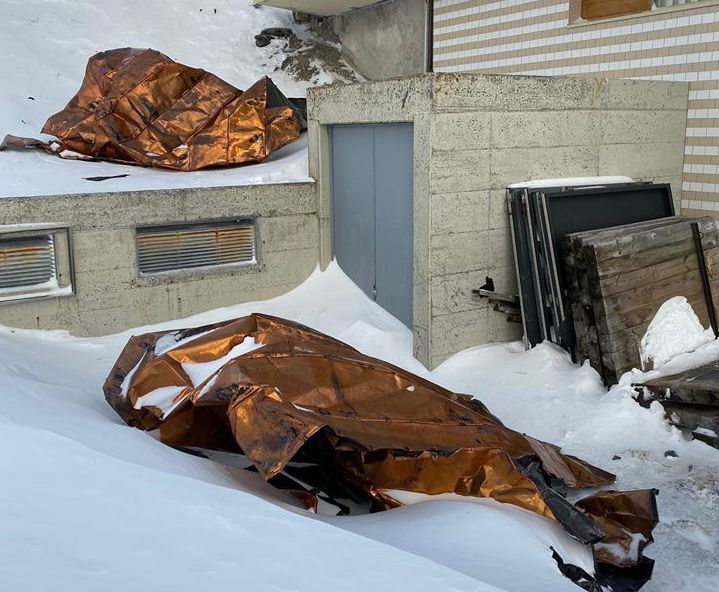 Les forts vents qui ont balayé la Suisse et le Valais la semaine dernière ont arraché un des toits de l'Auberge de Salanfe.
