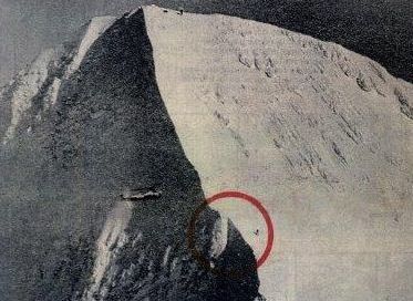 Le 9 mars 1970, Sylvain Saudan, dans le cercle rouge, descend la face ouest de l'Eiger survolé par Bruno Bagnoud en hélicoptère.