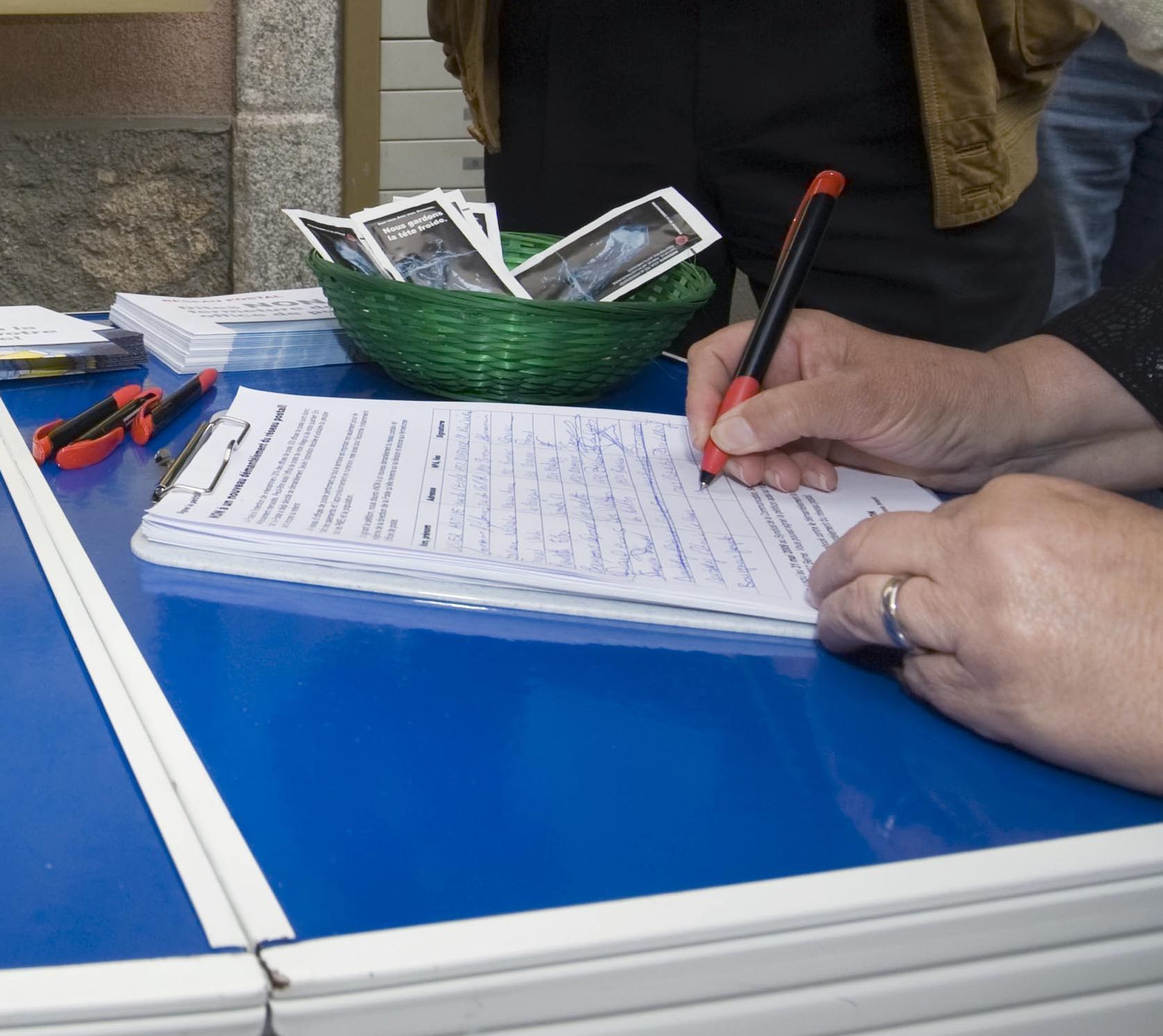 Les récoltes de signatures sont suspendues en Valais.