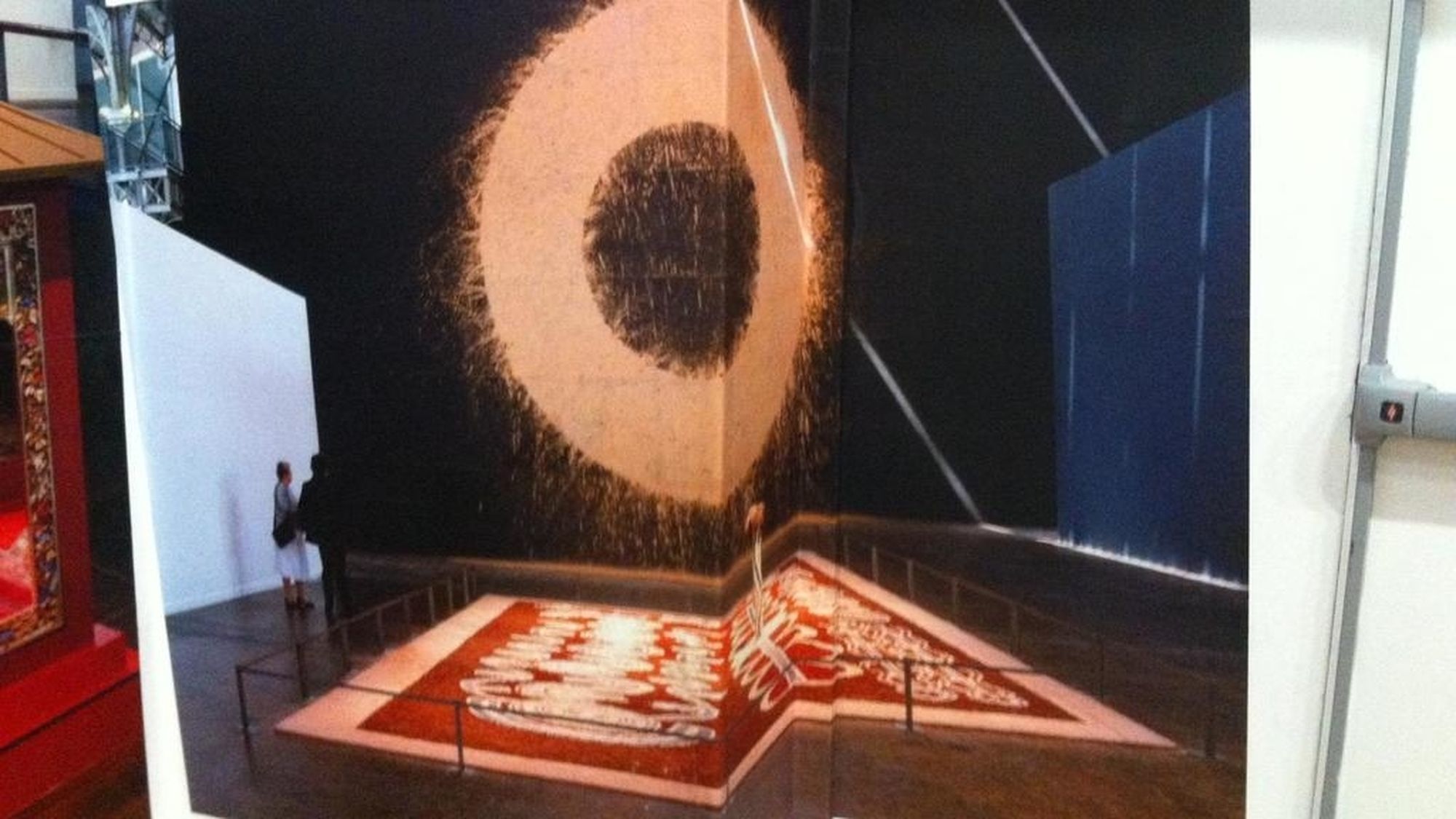 L'exposition de Bernhard Lüthi "Magiciens de la Terre" en 1989 à Paris a contribué à faire connaître l'art aborigène en Europe.