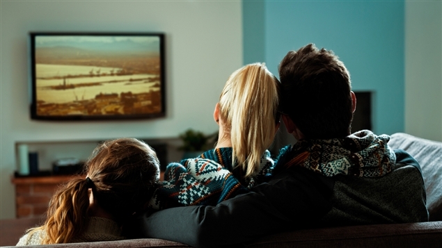 Passer un moment en famille devant un bon film aide à supporter le confinement. Et en plus, on reste chez soi!