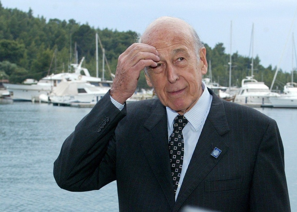 C'est lors d’une séance photo après l’entretien que Giscard d’Estaing aurait posé sa main sur les fesses de la journaliste.