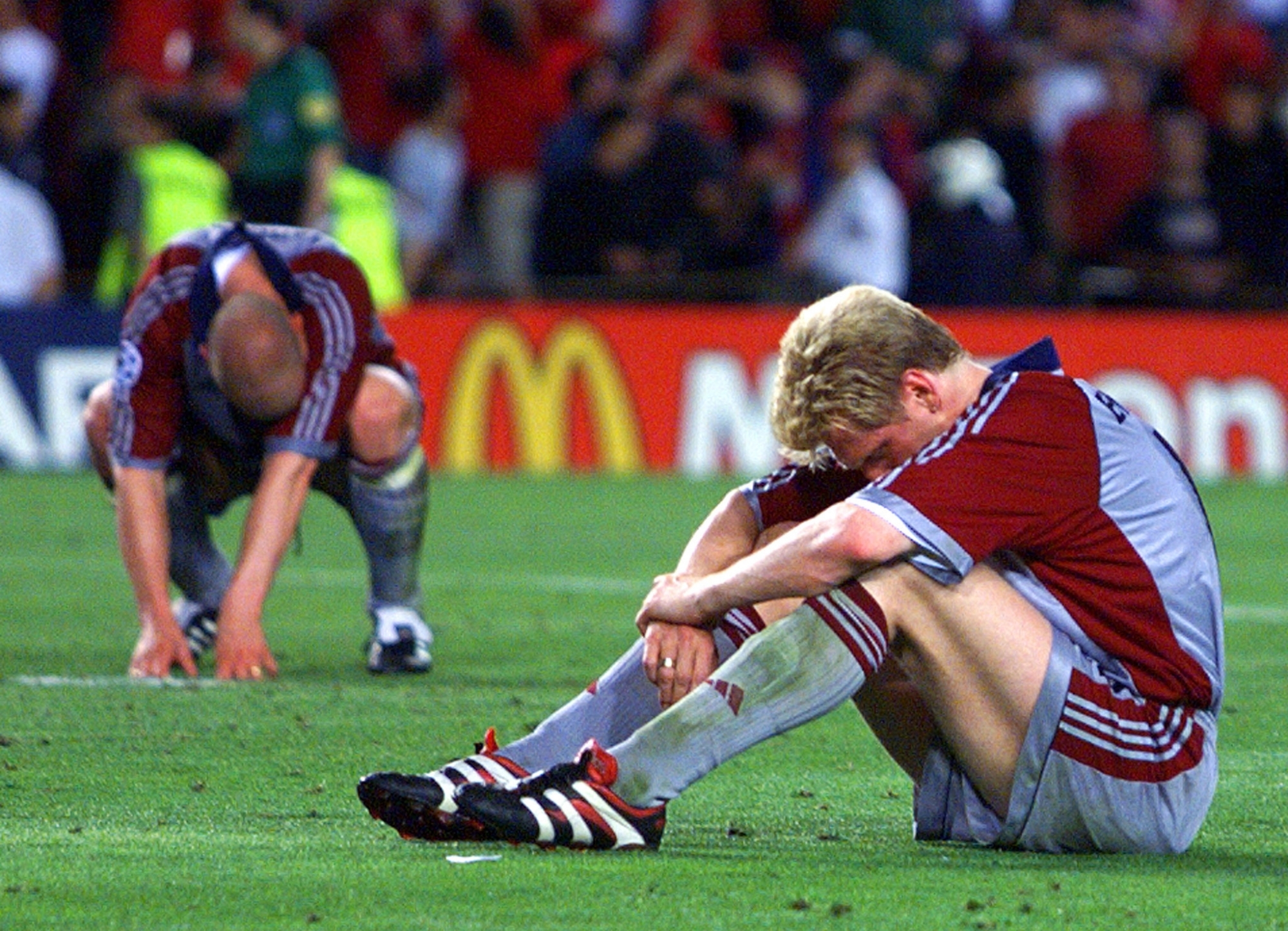 Sefan Effenberg demeure prostré sur la pelouse du Camp Nou après la défaite du Bayern Munich contre Manchester United en finale de la Ligue des Champions en 1999.