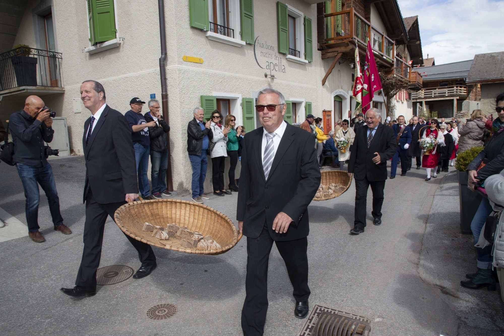 Cortège, repas, allocution, bénédiction et distribution du pain rythment la fête, qui connaît une forte affluence.