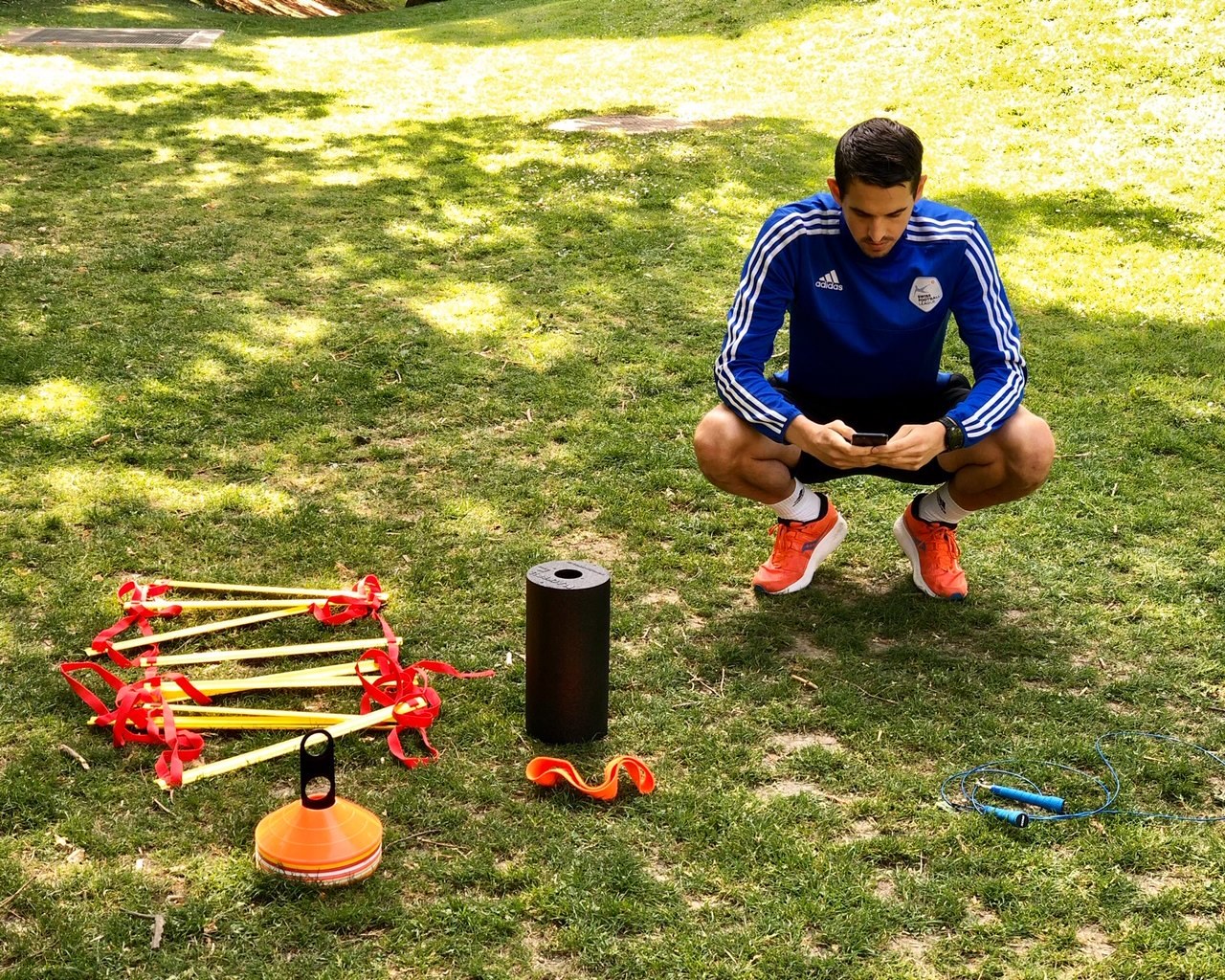 Lionel Tschudi et les arbitres suisses poursuivent leur entraînement à domicile. Ils peuvent notamment suivre des séances mises à disposition par le service de médecine du sport de la Clinique romande de réadaptation de Sion.